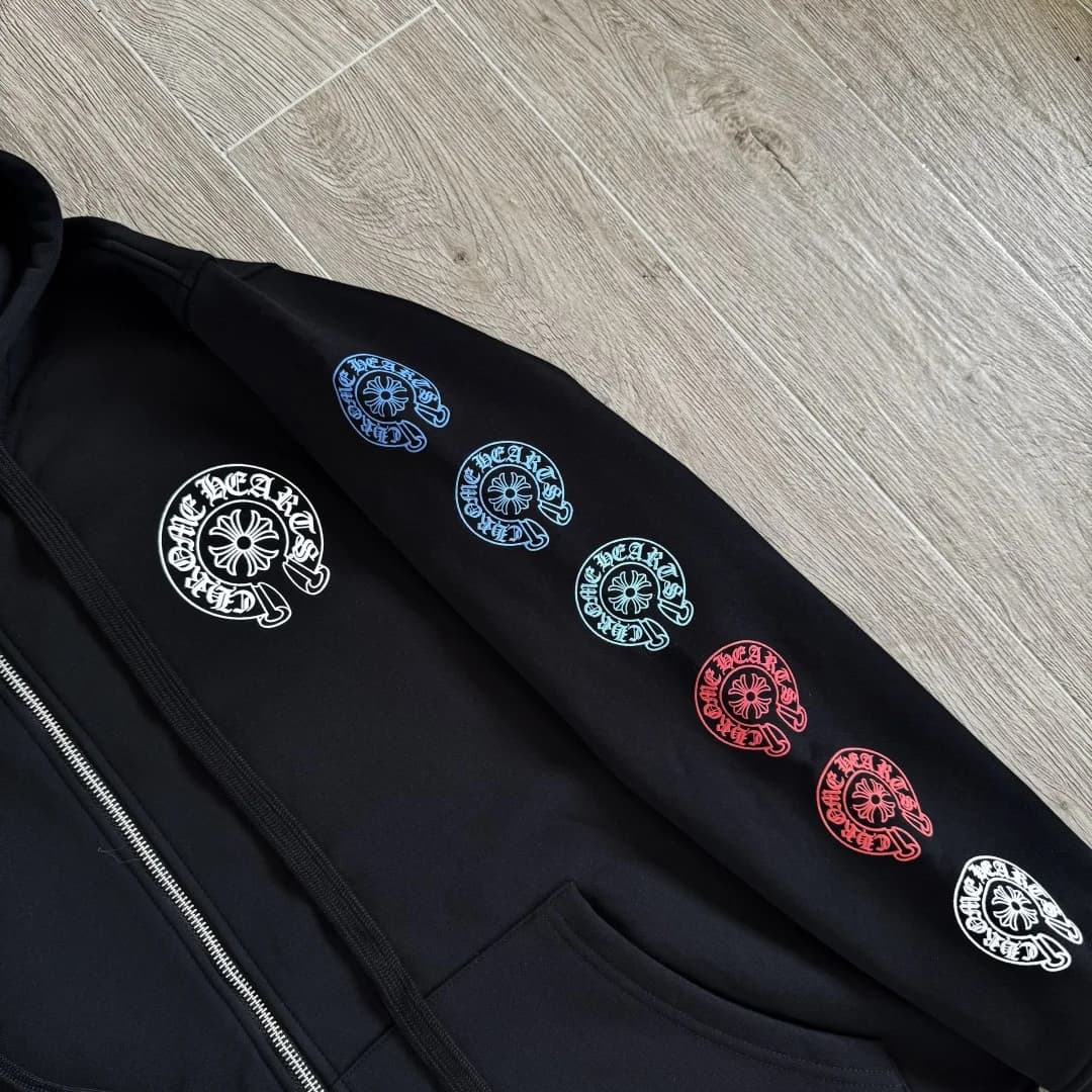 Деталь рукава черного зип-худи Chrome Hearts с принтами