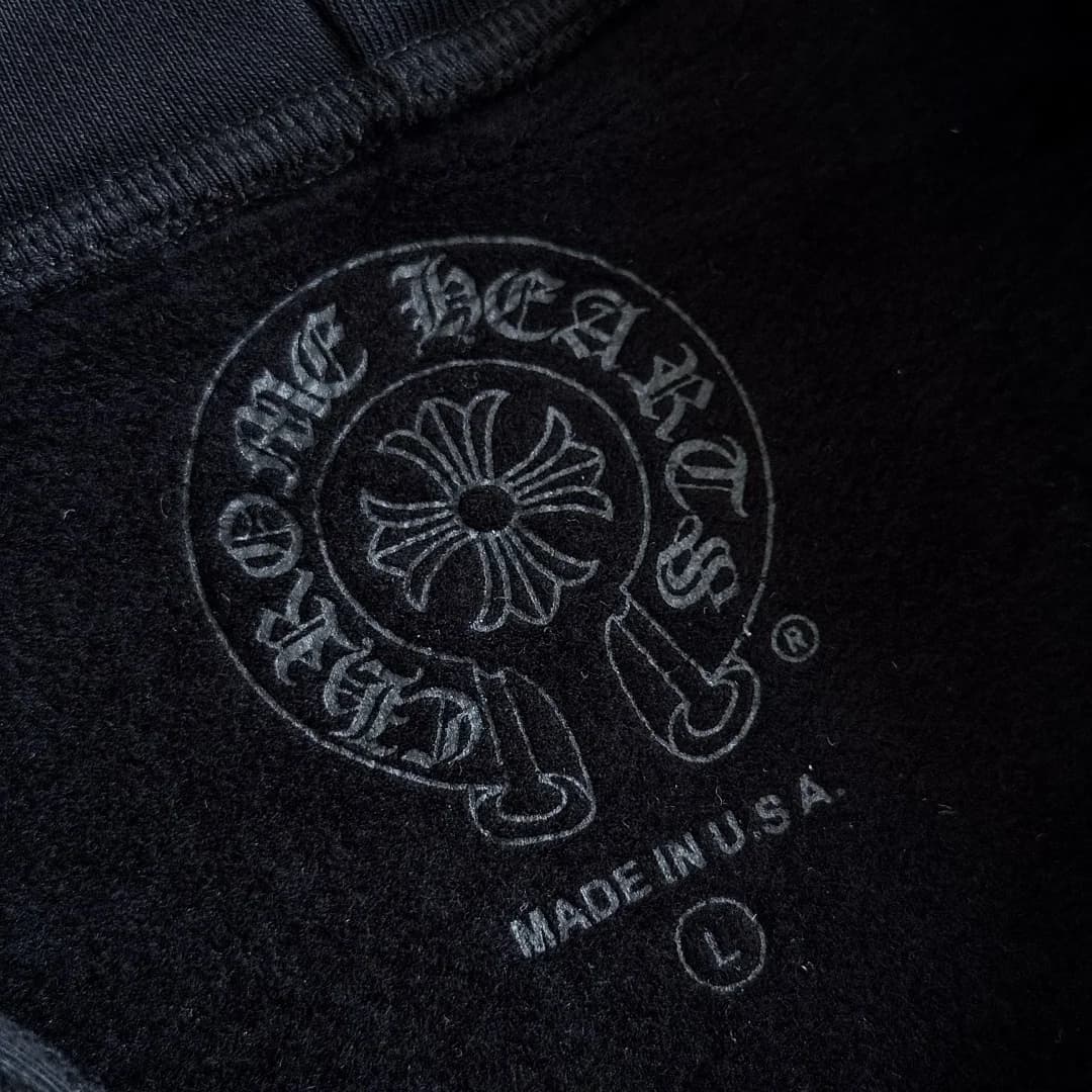 Внутренний принт с логотипом Chrome Hearts на горловине