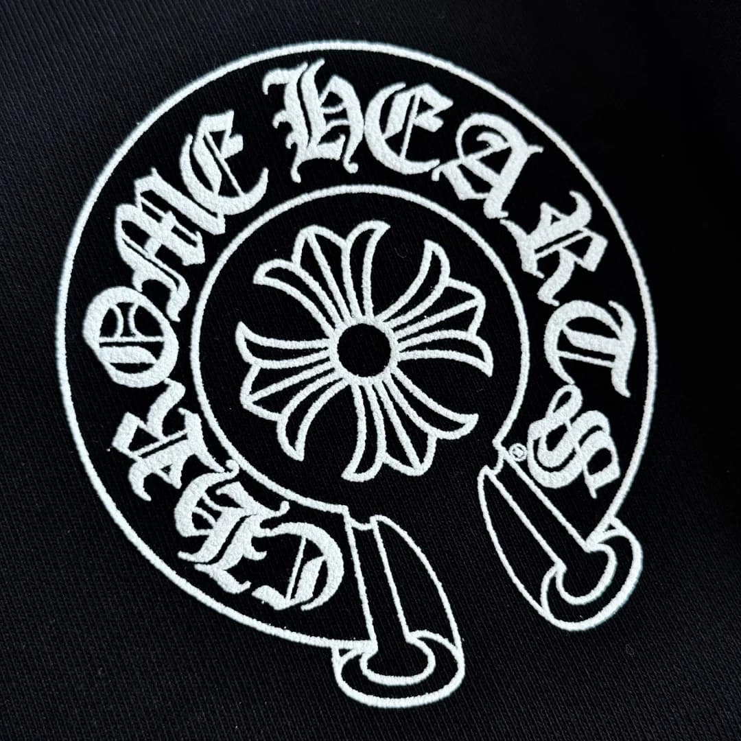 Крупный план белого принта в виде подковы Chrome Hearts