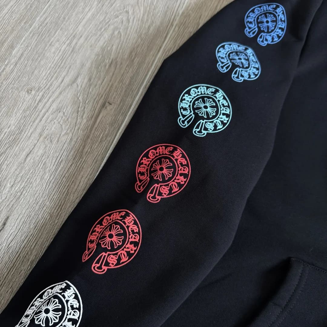 Деталь разноцветных принтов на рукаве зип-худи Chrome Hearts