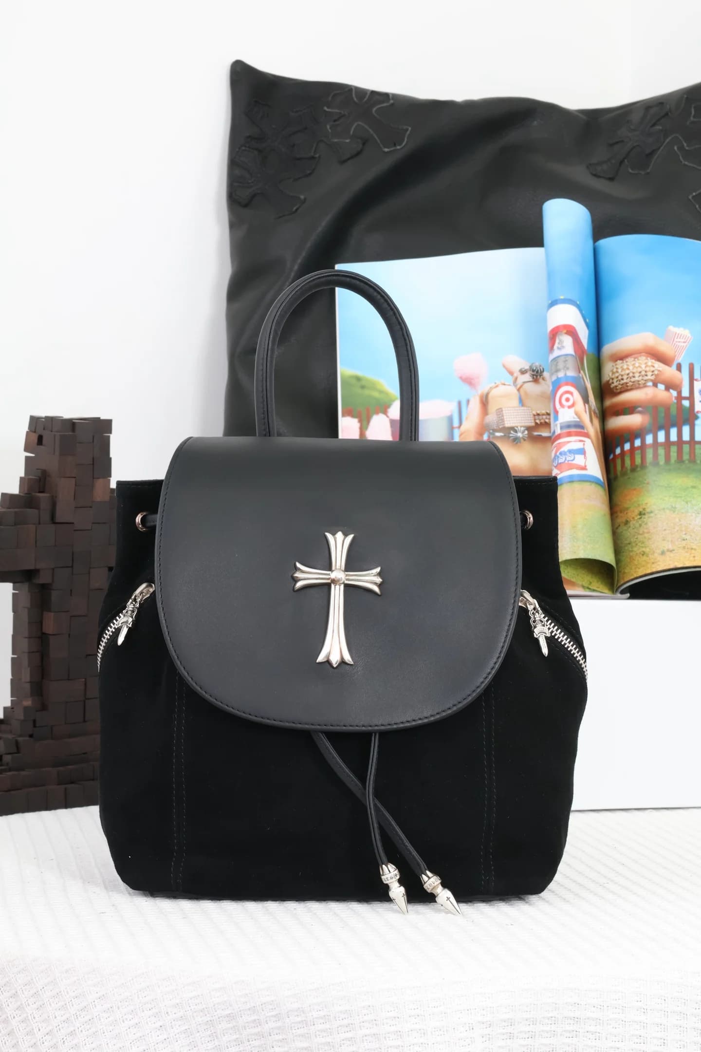 Черный замшевый рюкзак Chrome Hearts K033 с кожаным клапаном и серебряным крестом, вид спереди