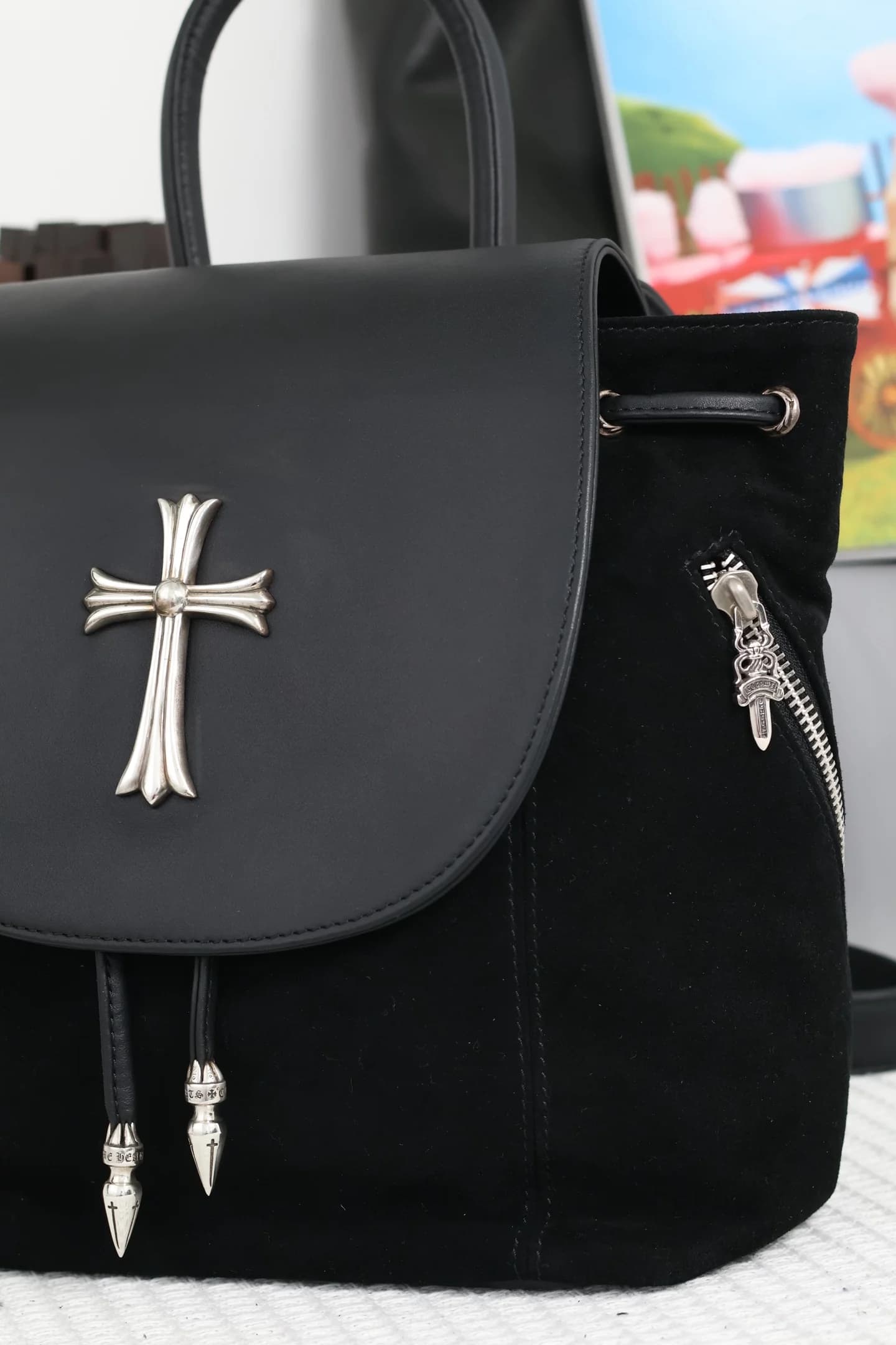 Крупный план кожаного клапана с серебряным крестом CH Cross и бокового кармана