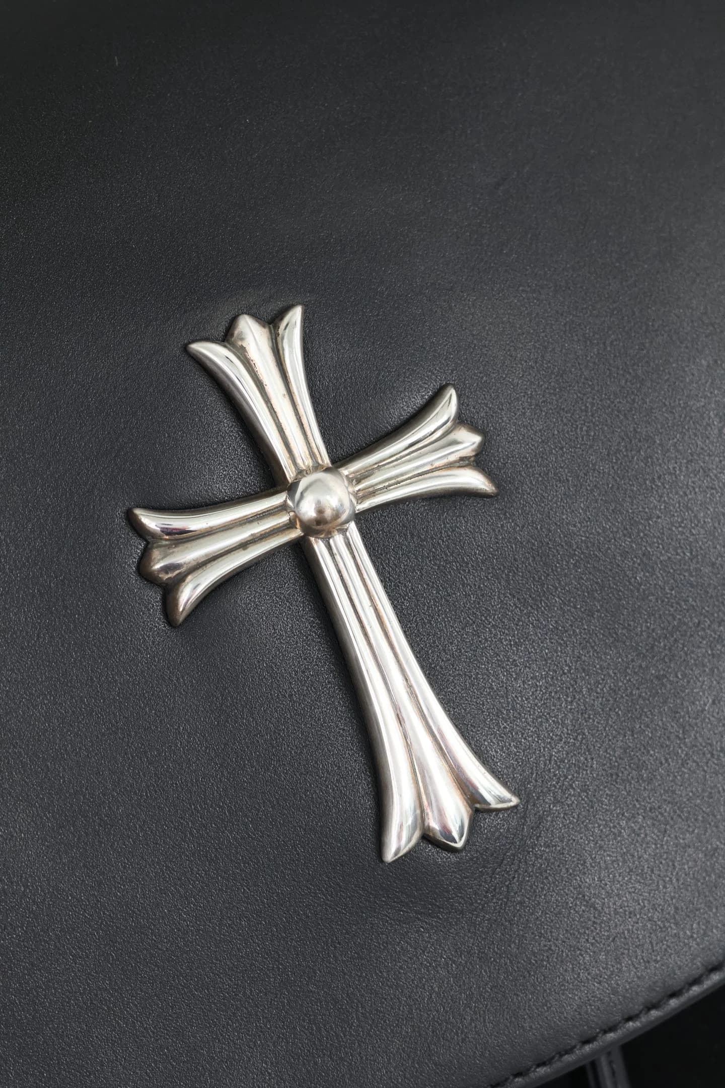 Серебряный крест Chrome Hearts из серебра 925 пробы на гладком кожаном клапане