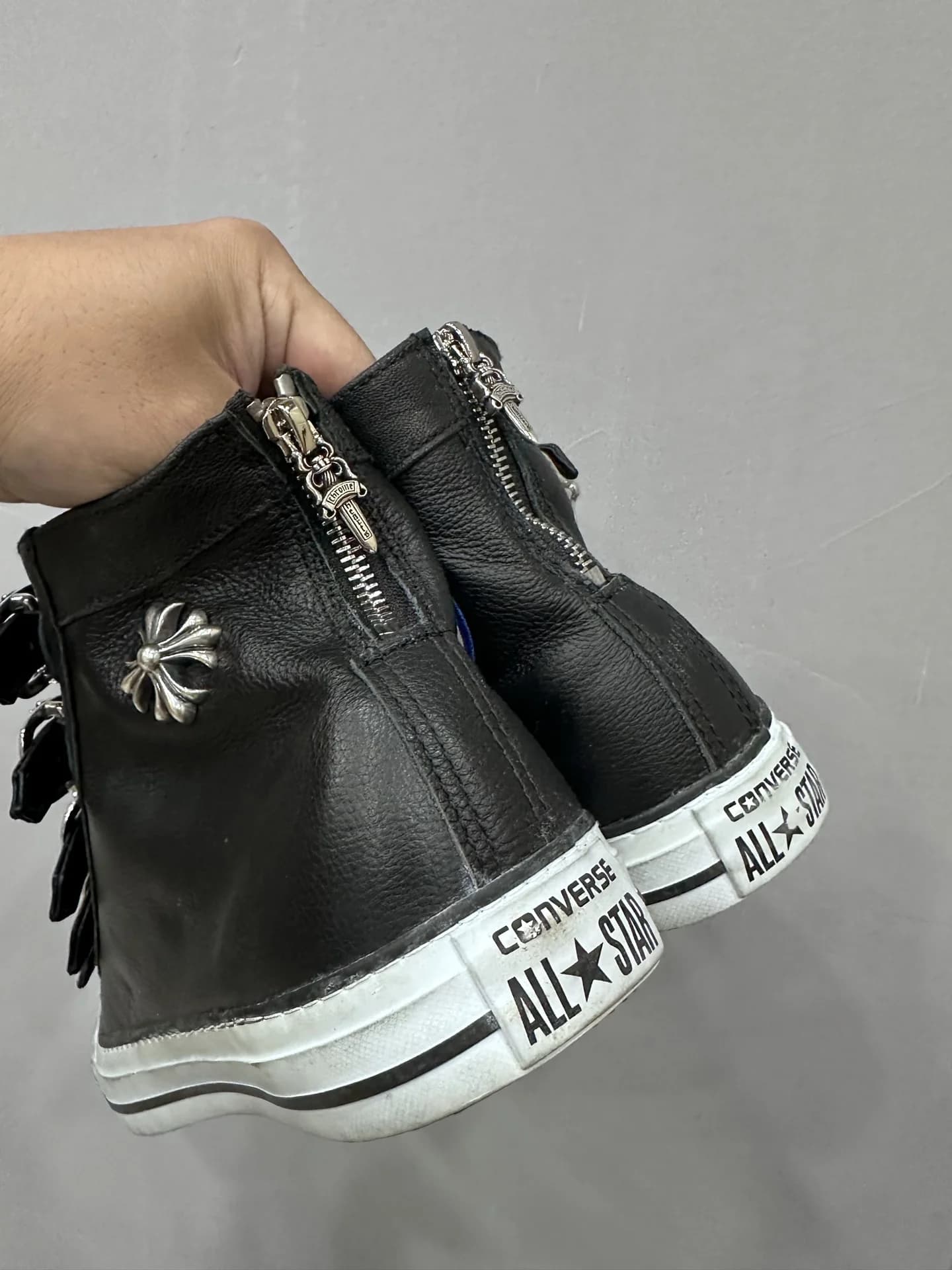 Задняя часть кед Chrome Hearts x Converse Multi-Buckle Chuck Taylor с молнией