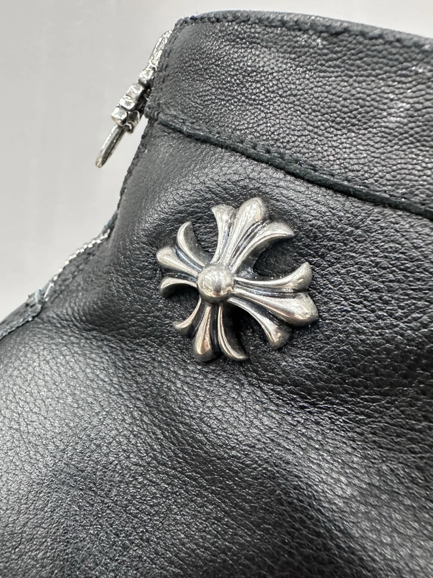 Серебряная деталь в виде креста на кожаных кедах Chrome Hearts