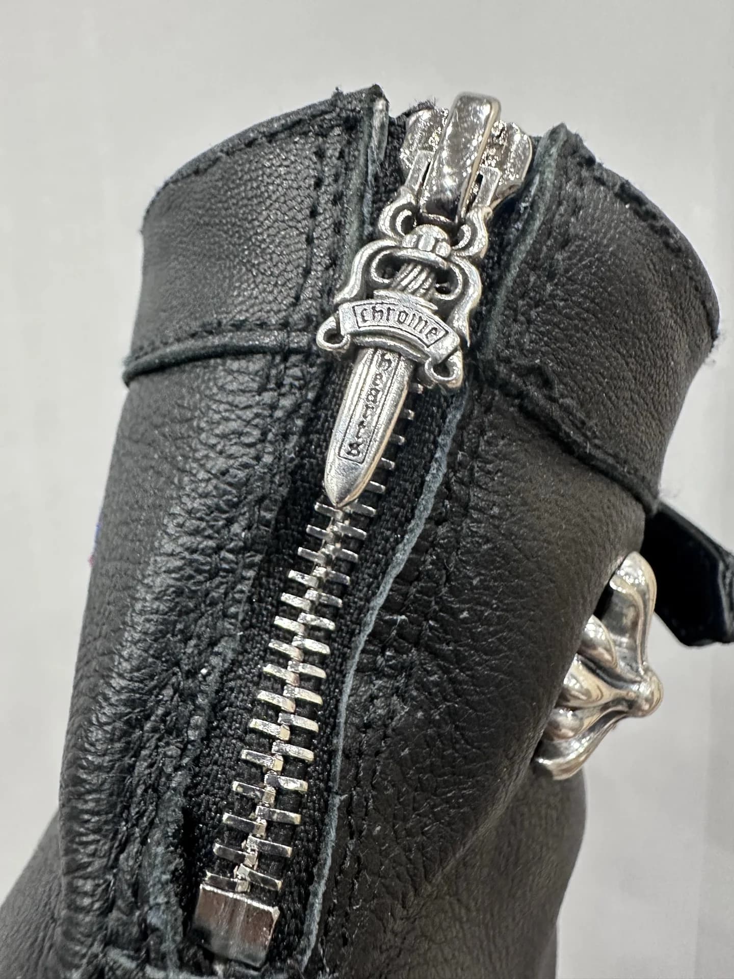 Металлическая молния с пуллером-кинжалом на заднике кед Chrome Hearts