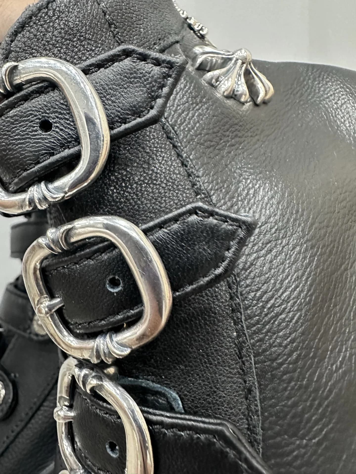 Фурнитура и пряжки на кедах Chrome Hearts x Converse, крупный план