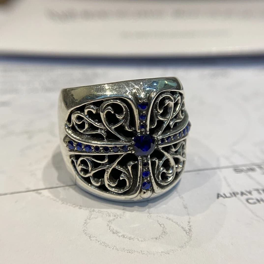 Серебряное кольцо Chrome Hearts Oval Cross с синими бриллиантами, фронтальный план