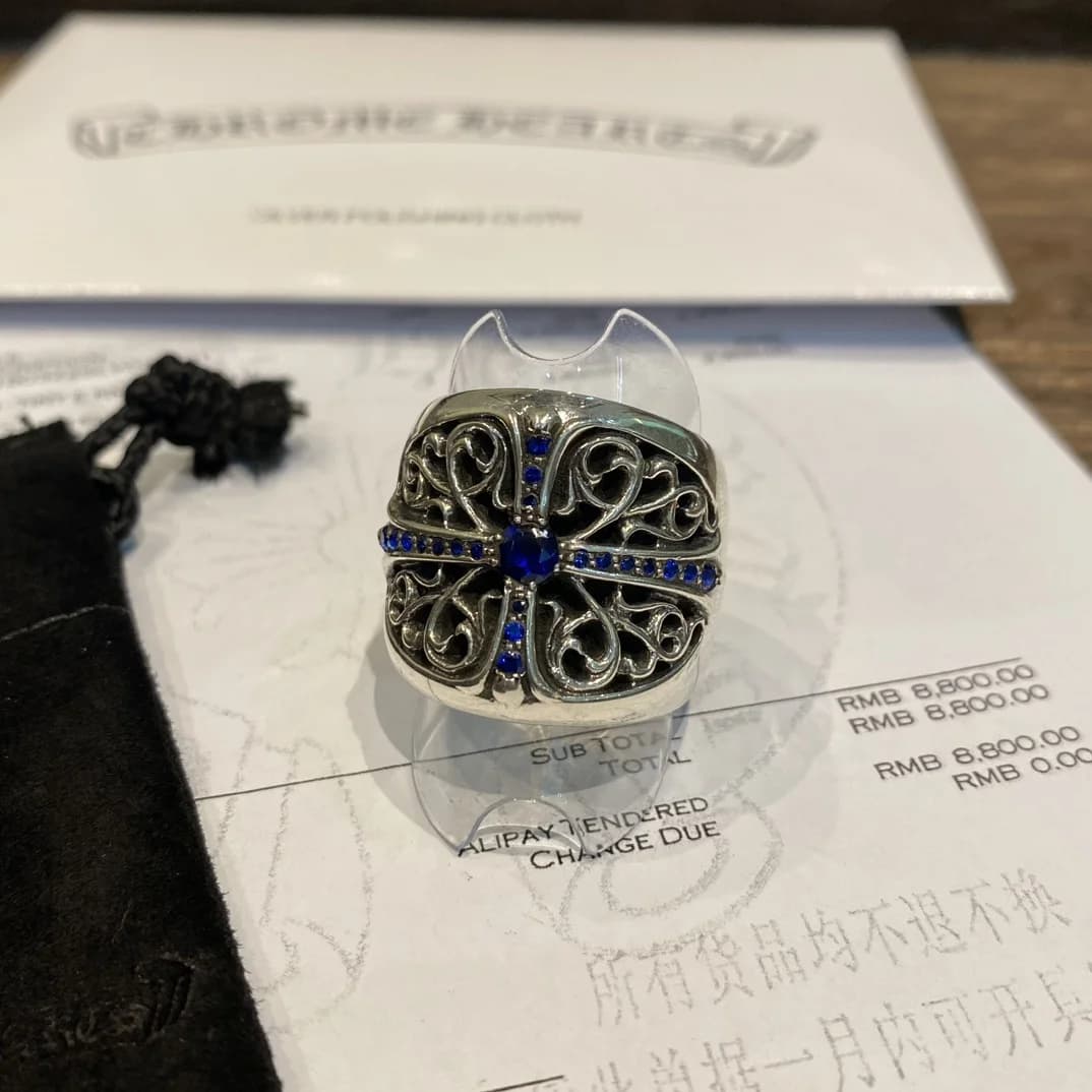 Кольцо Chrome Hearts Oval Cross с синей инкрустацией рядом с пыльником и чеком