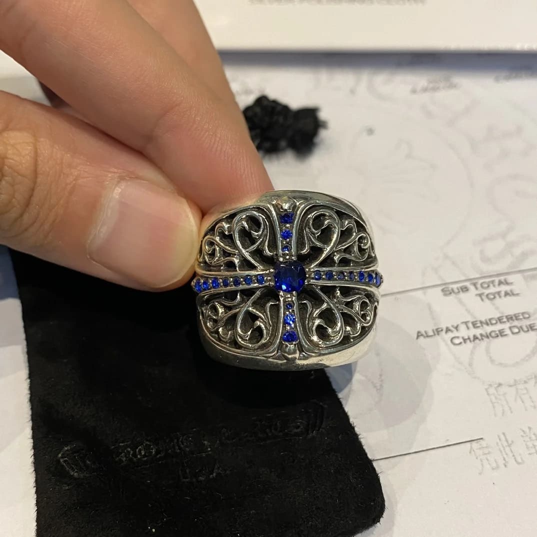 Кольцо Chrome Hearts Oval Cross с синими бриллиантами в руке