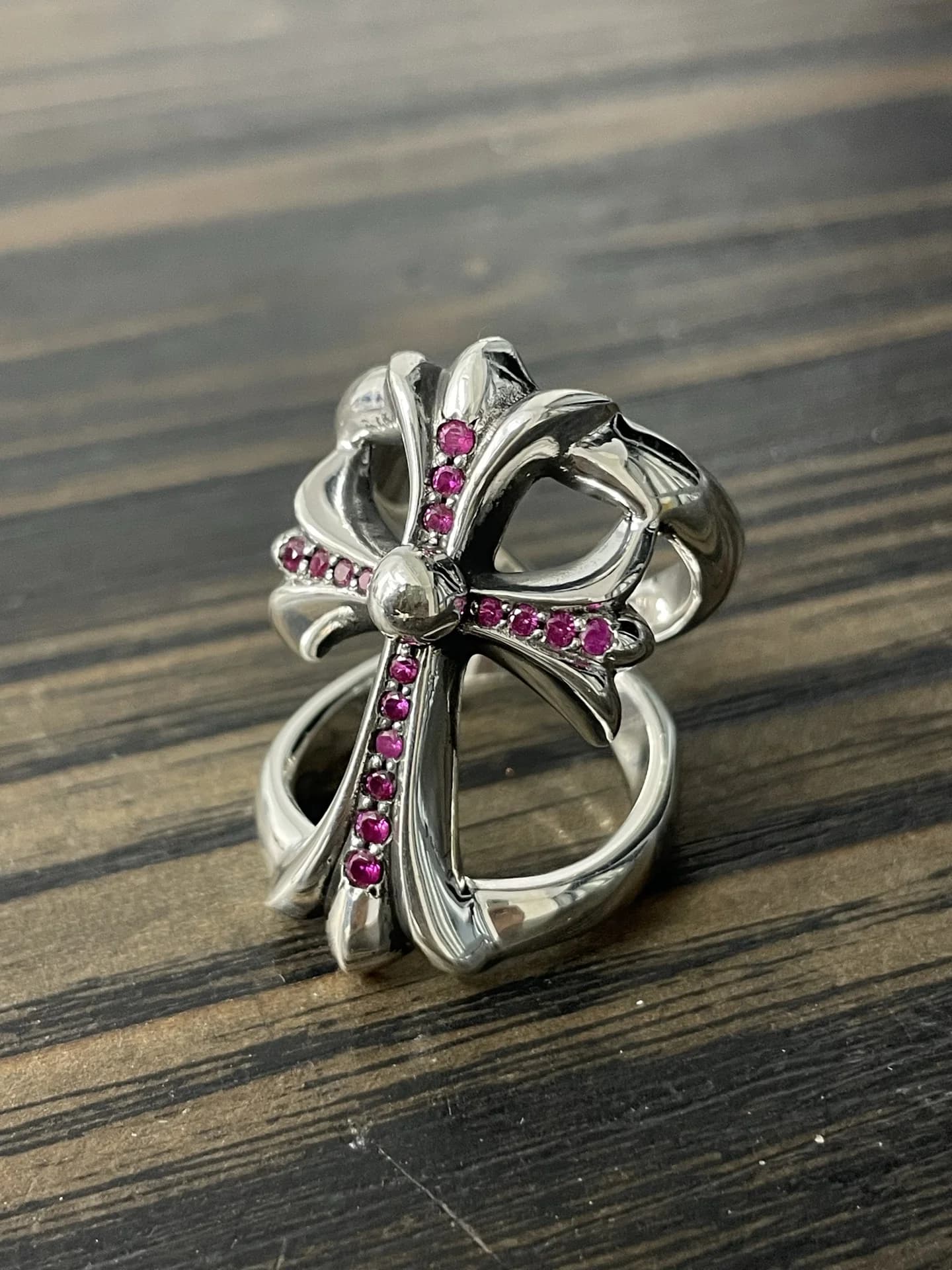 Кольцо Chrome Hearts Infinity из серебра с инкрустацией красными камнями — вид спереди