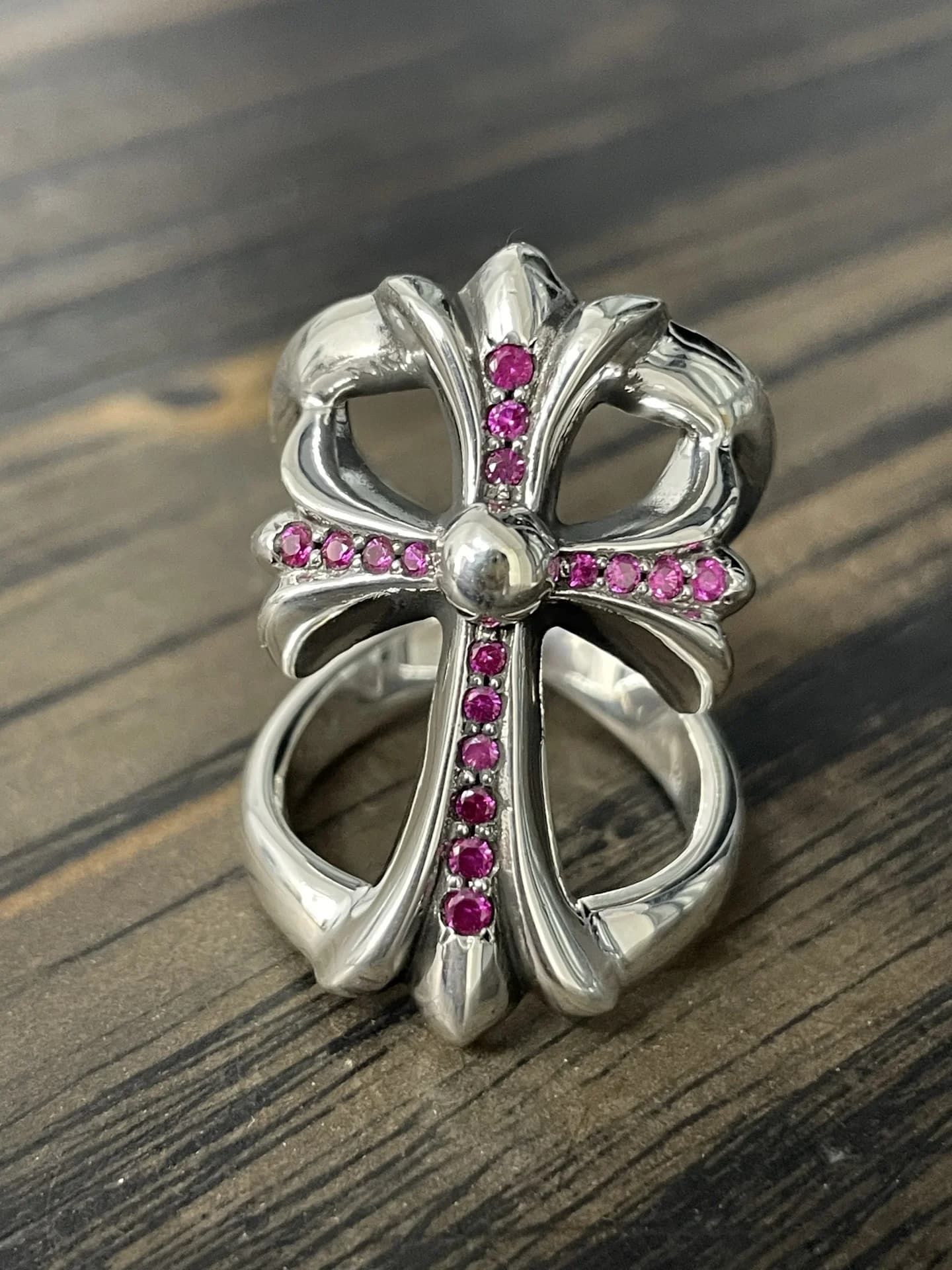 Фронтальный вид кольца Chrome Hearts Infinity в виде креста с камнями