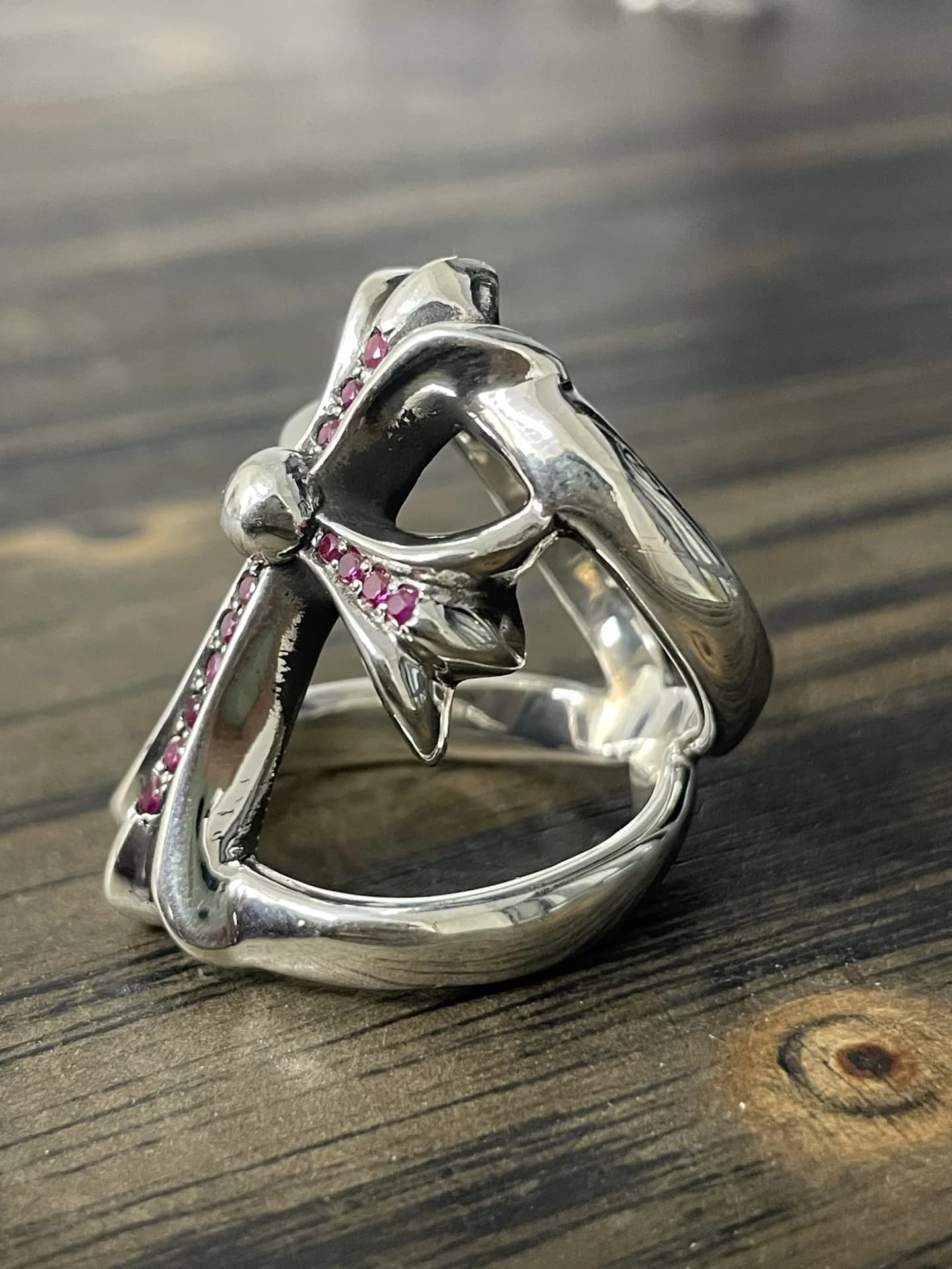 Вид сбоку на серебряное кольцо Chrome Hearts Infinity