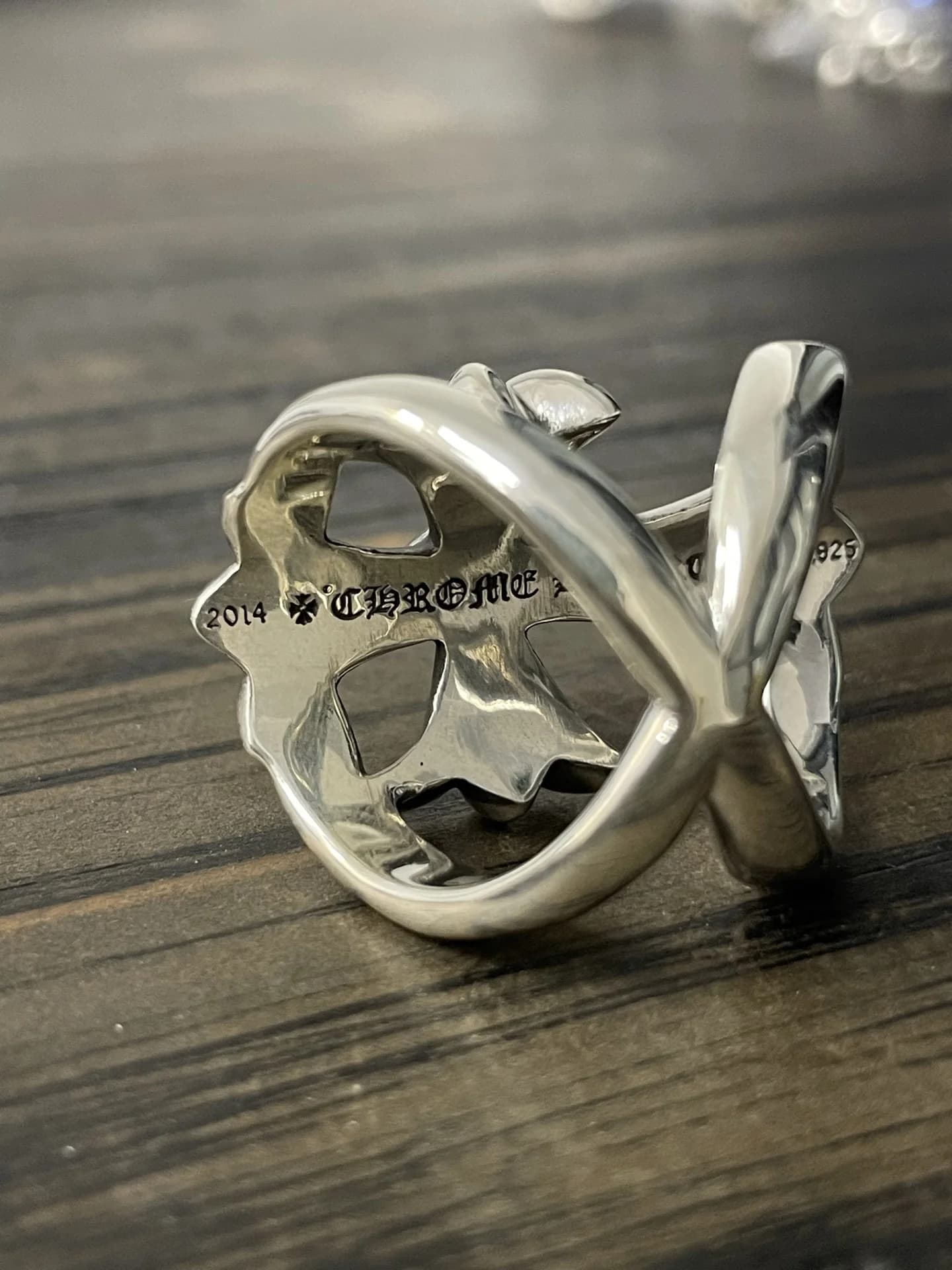 Внутренняя сторона кольца Chrome Hearts Infinity с гравировкой бренда