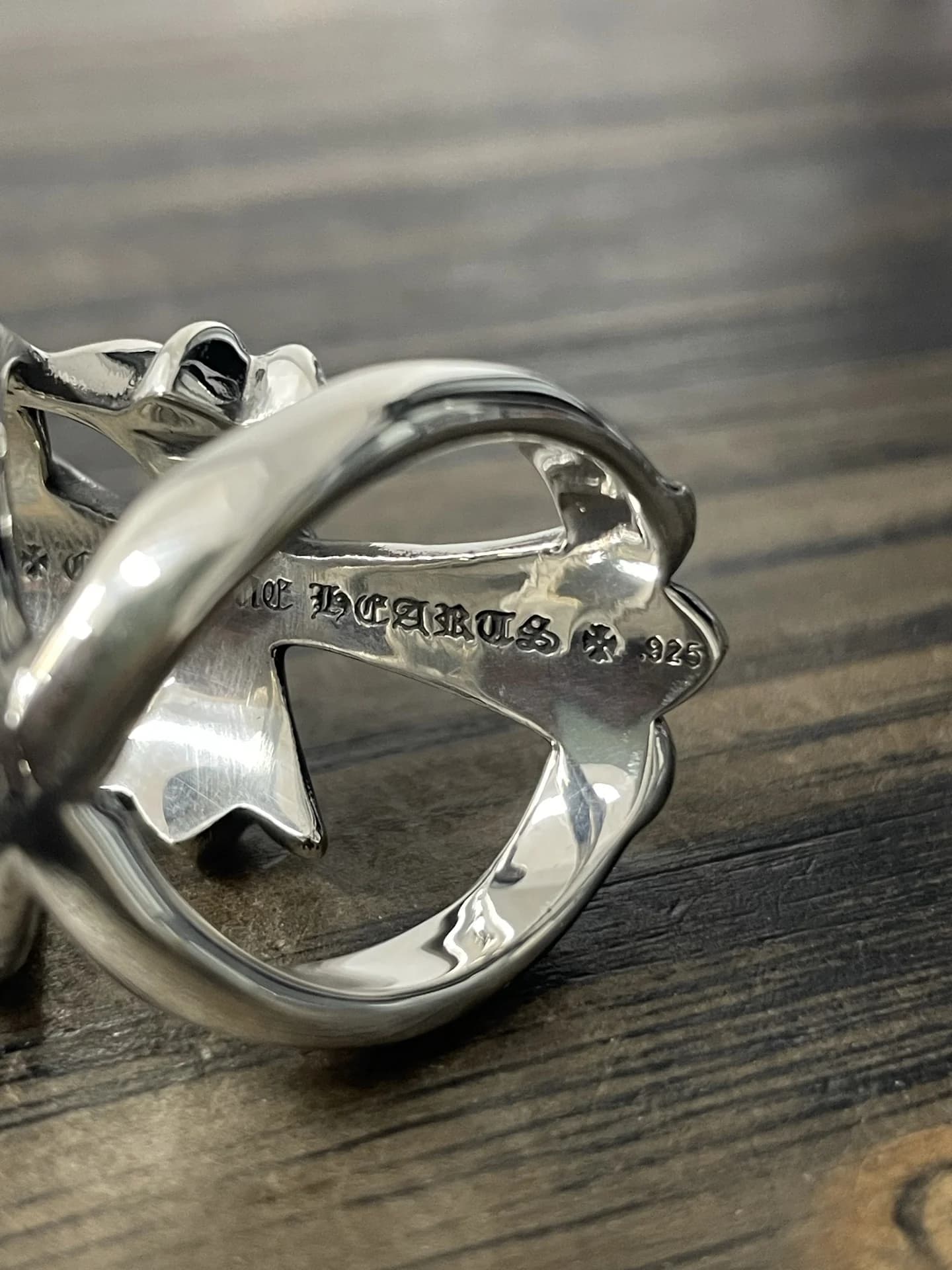 Гравировка Chrome Hearts и отметка пробы 925 на внутренней шинке кольца