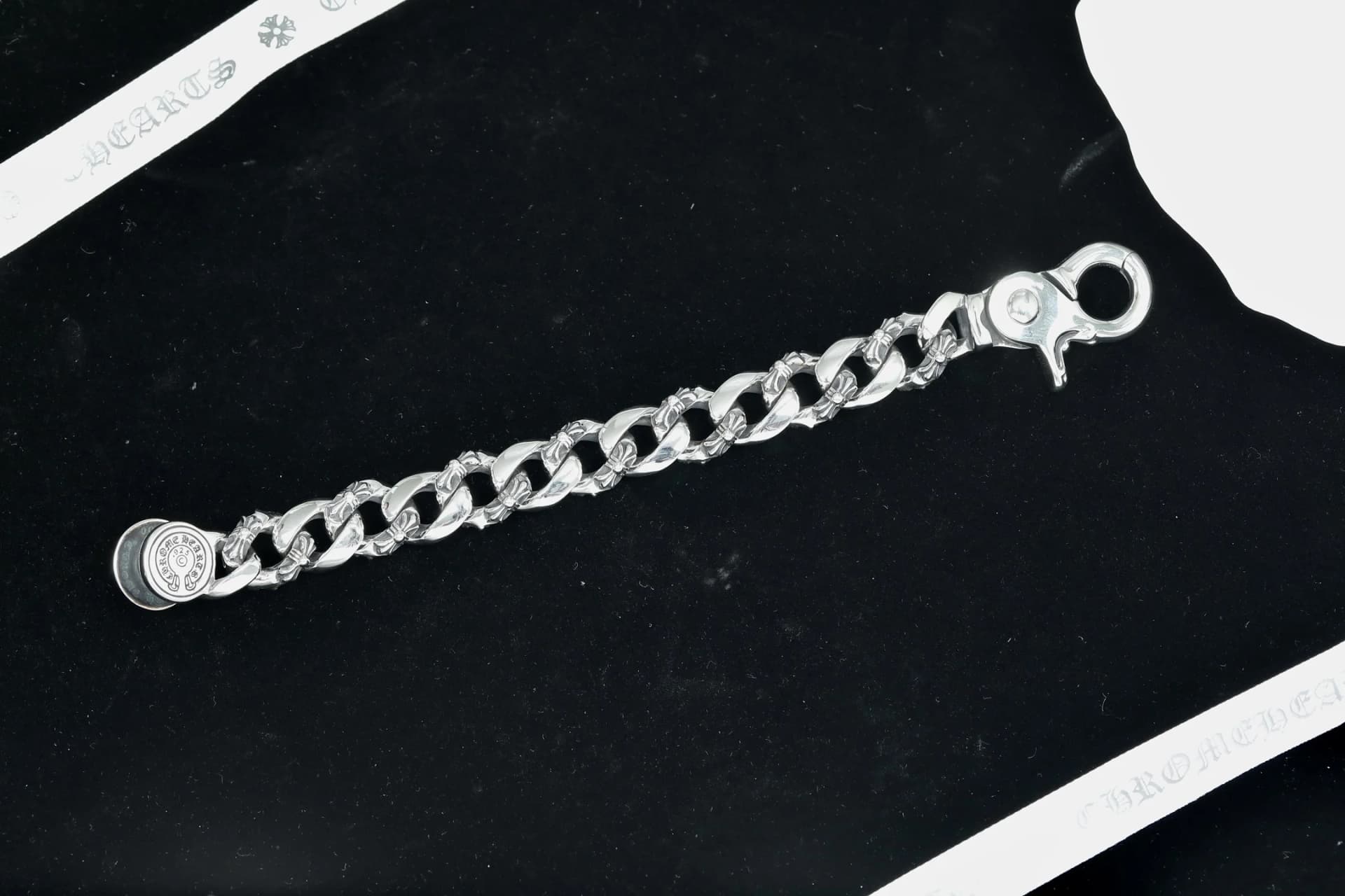 Обратная сторона серебряного браслета-цепи Chrome Hearts