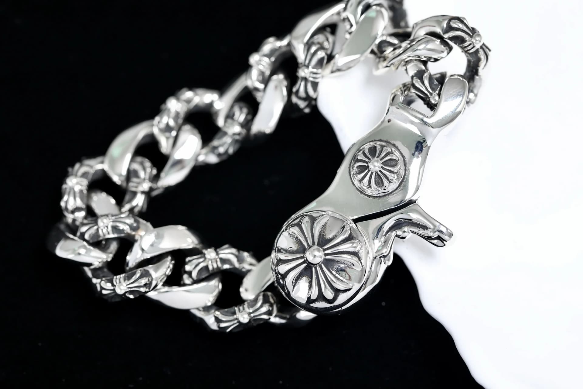 Детали гравировки и плетения серебряного браслета Chrome Hearts