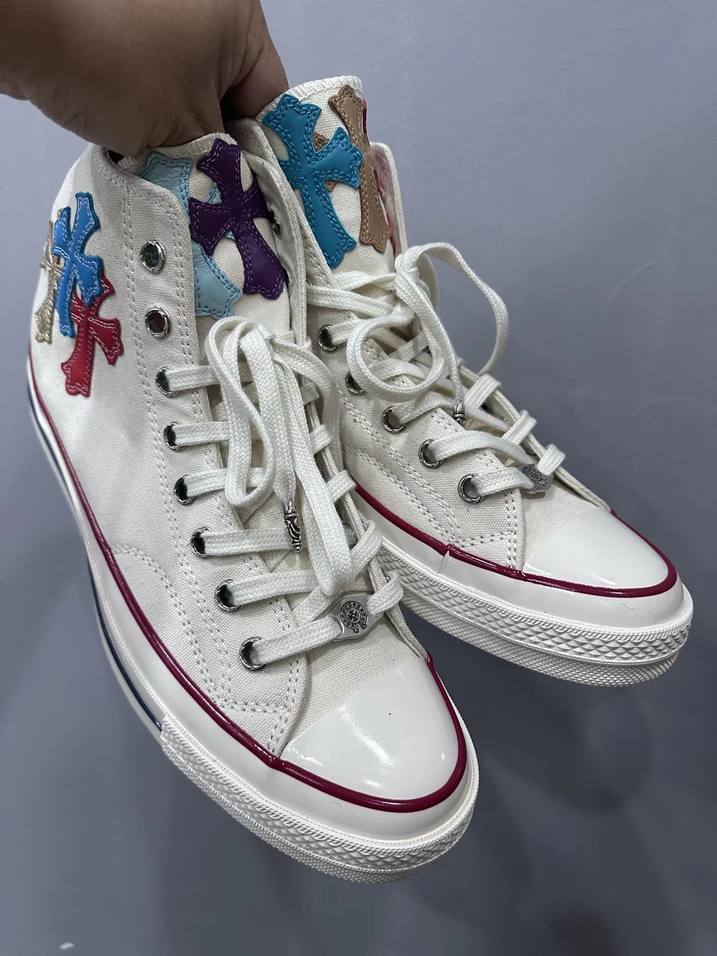 Высокие кеды Chrome Hearts x Converse Chuck 70 кремового цвета с разноцветными нашивками