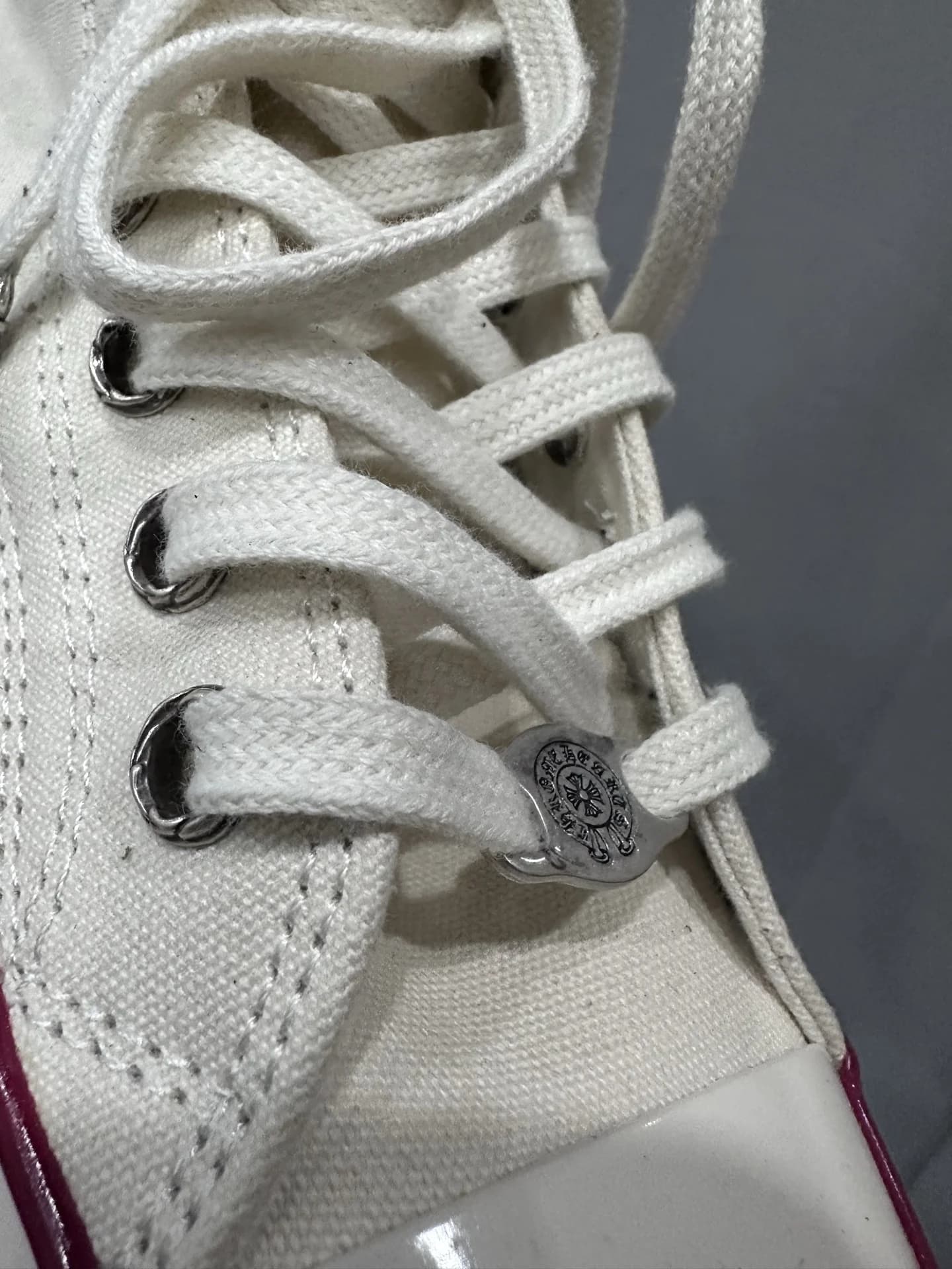 Серебряная фурнитура на шнуровке кед Chrome Hearts x Converse