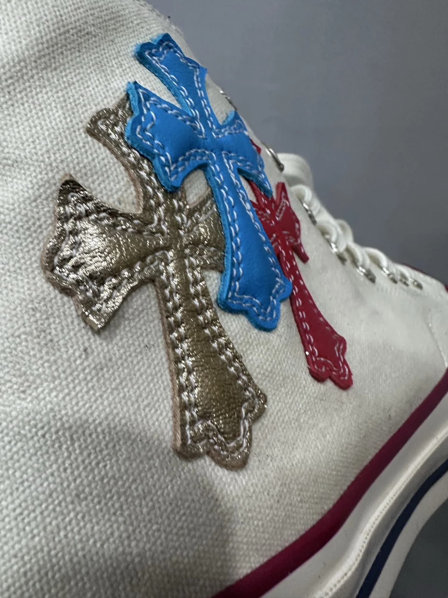 Кожаные нашивки-кресты на кедах Chrome Hearts x Converse