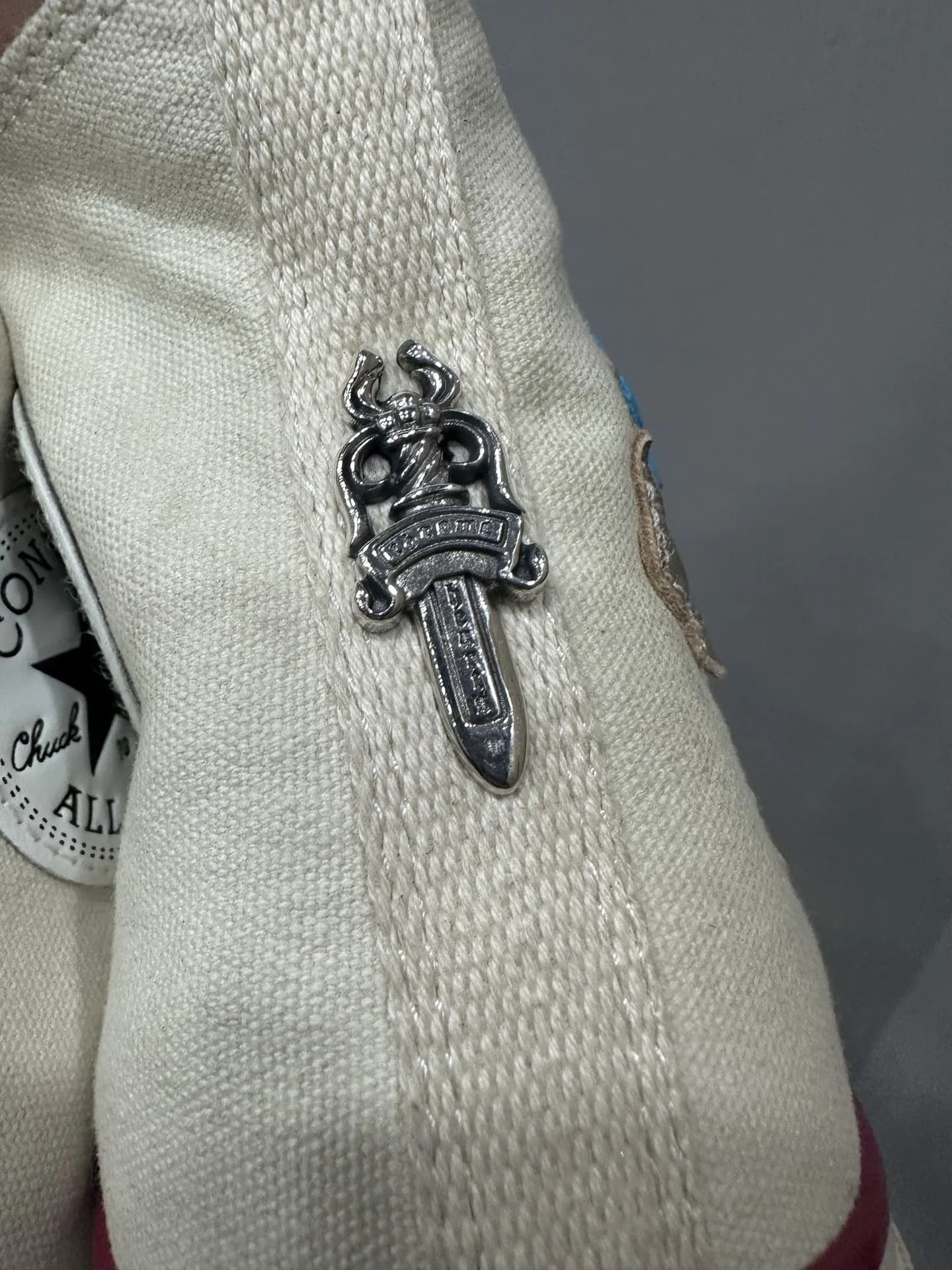 Серебряный декоративный кинжал на заднике кед Chrome Hearts x Converse