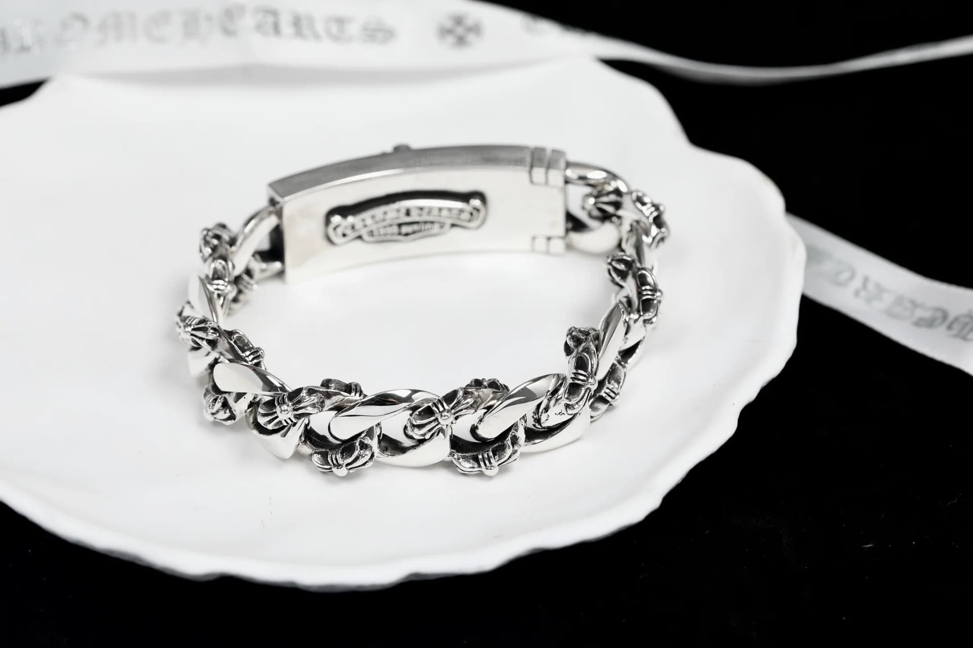 Внутренняя сторона пластины серебряного браслета Chrome Hearts с гравировкой бренда