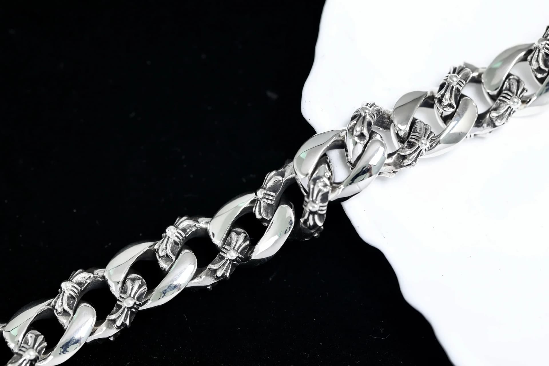 Детализированные звенья Fancy Chain с геральдическим узором