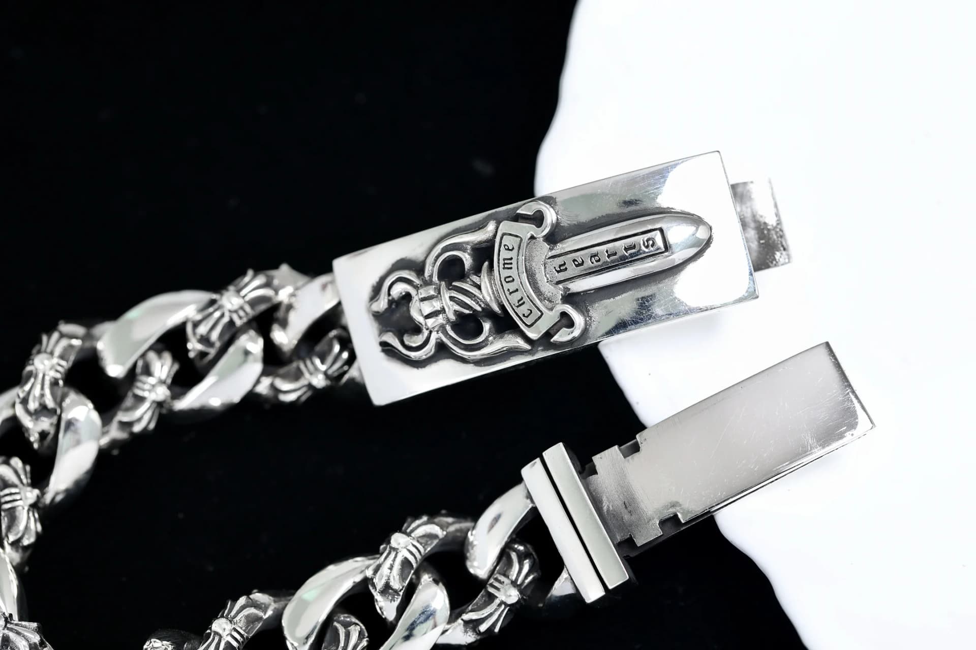 Коробчатый замок серебряного браслета Chrome Hearts в открытом виде