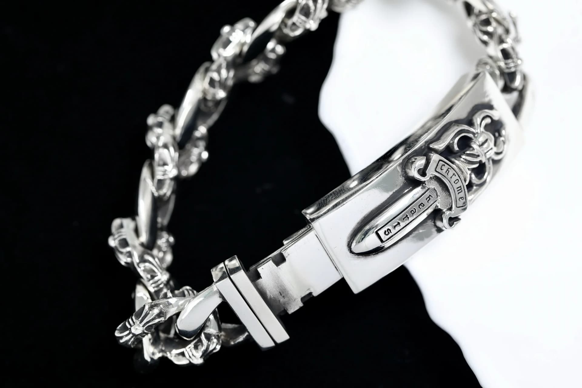 Браслет-цепь Chrome Hearts Dagger ID, вид замка и звеньев под углом