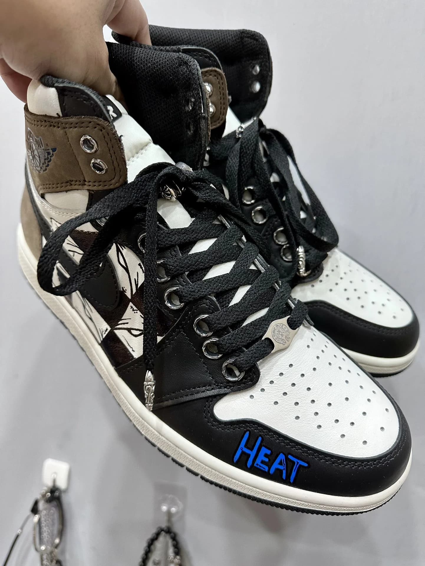 Высокие кроссовки Chrome Hearts x Nike Air Jordan 1 Matty Boy, вид сбоку