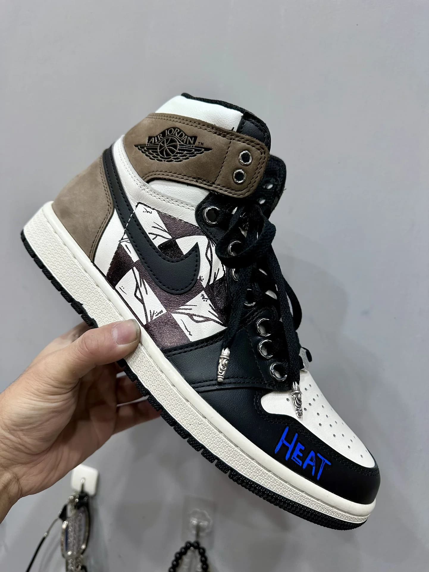 Высокие кроссовки Chrome Hearts x Nike Air Jordan 1 Matty Boy, вид сбоку в руке
