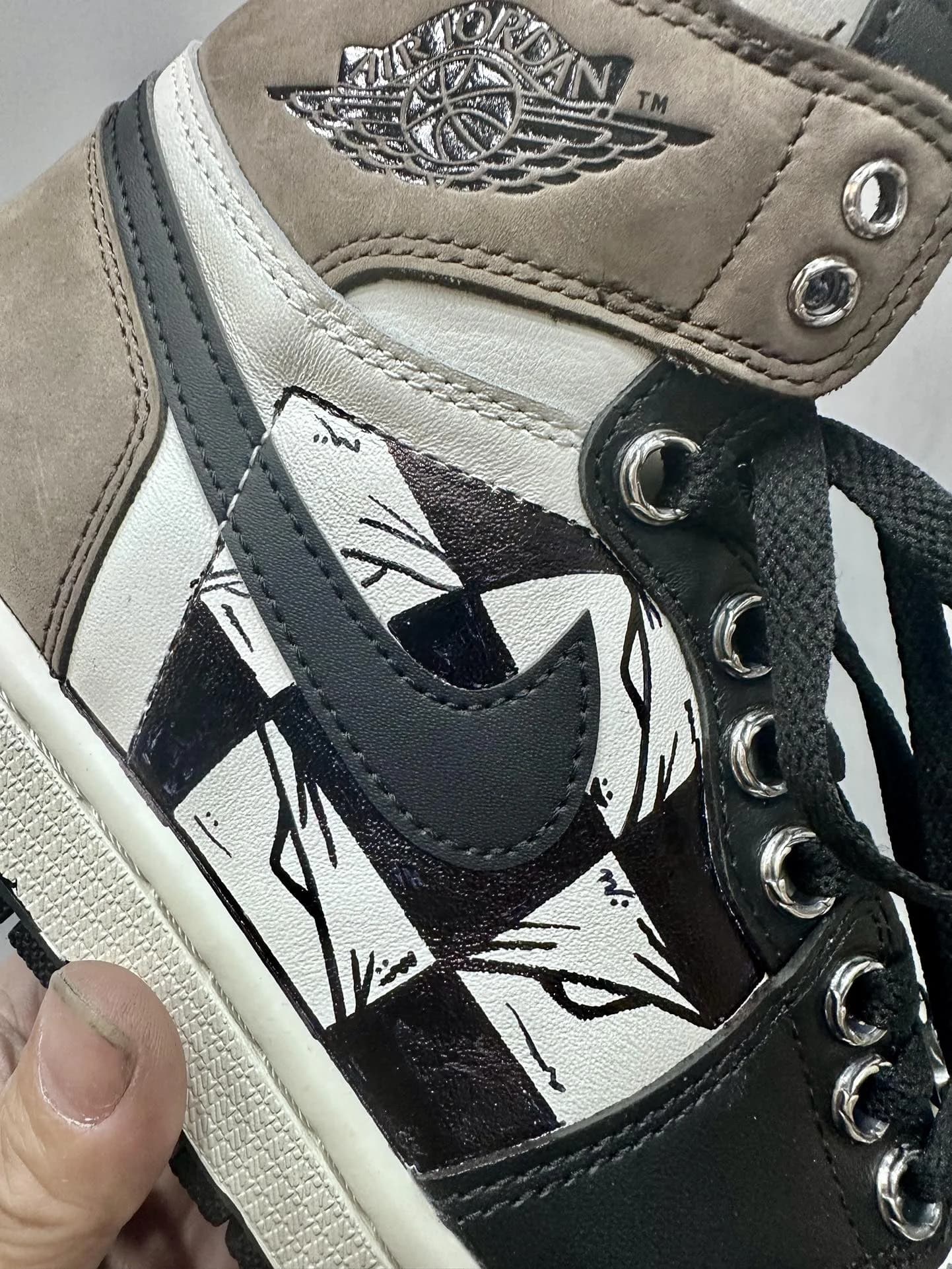 Деталь кроссовок Chrome Hearts x Nike Air Jordan 1 Matty Boy с принтом