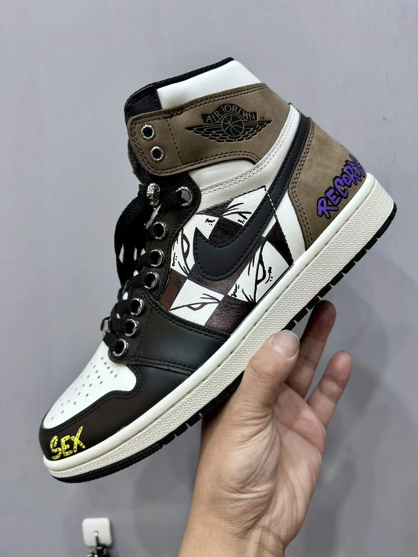 Высокие кроссовки Chrome Hearts x Nike Air Jordan 1 Matty Boy, вид сбоку с надписью SEX