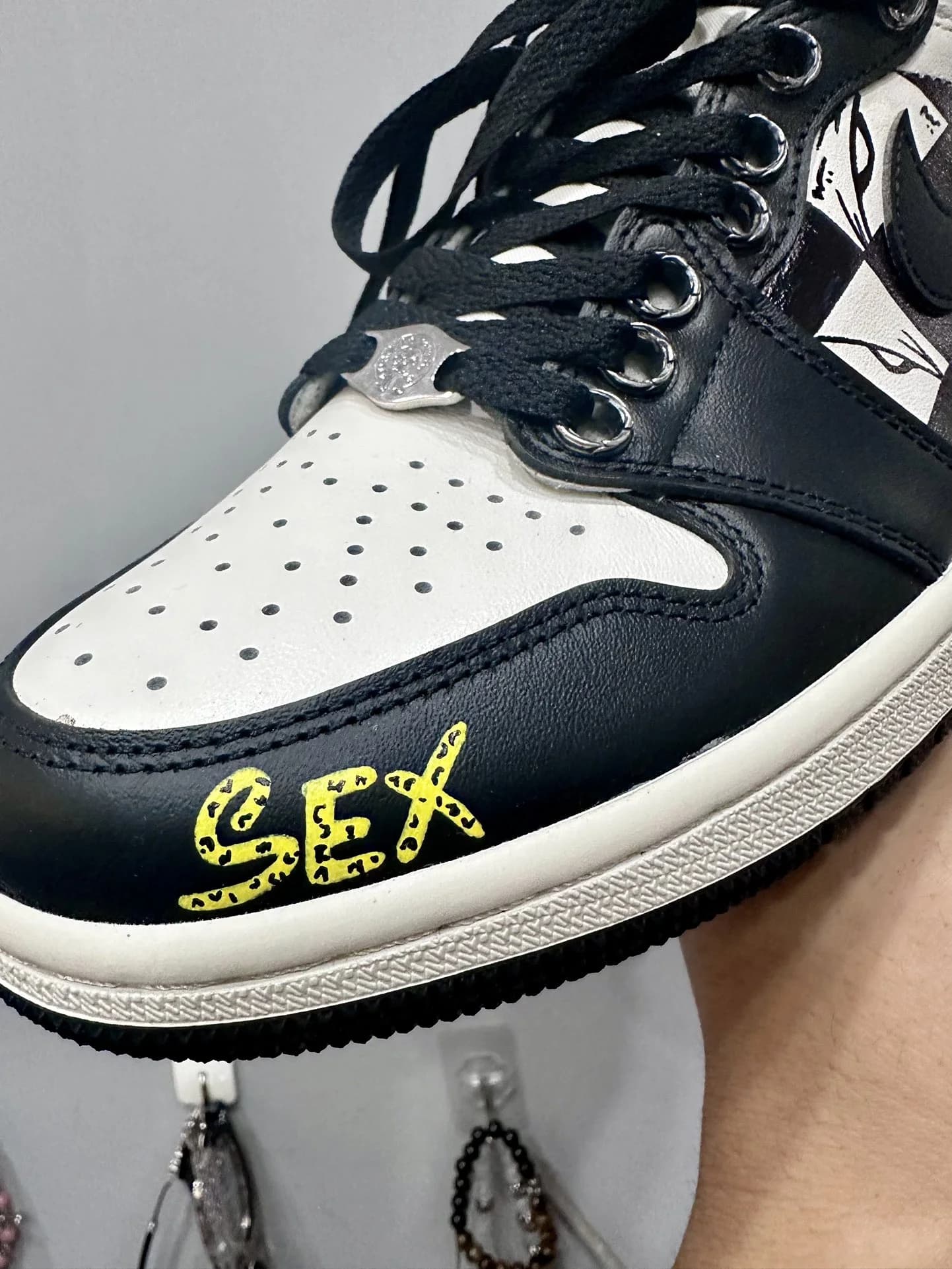 Мысок кроссовок Chrome Hearts x Nike Air Jordan 1 Matty Boy с перфорацией и надписью SEX