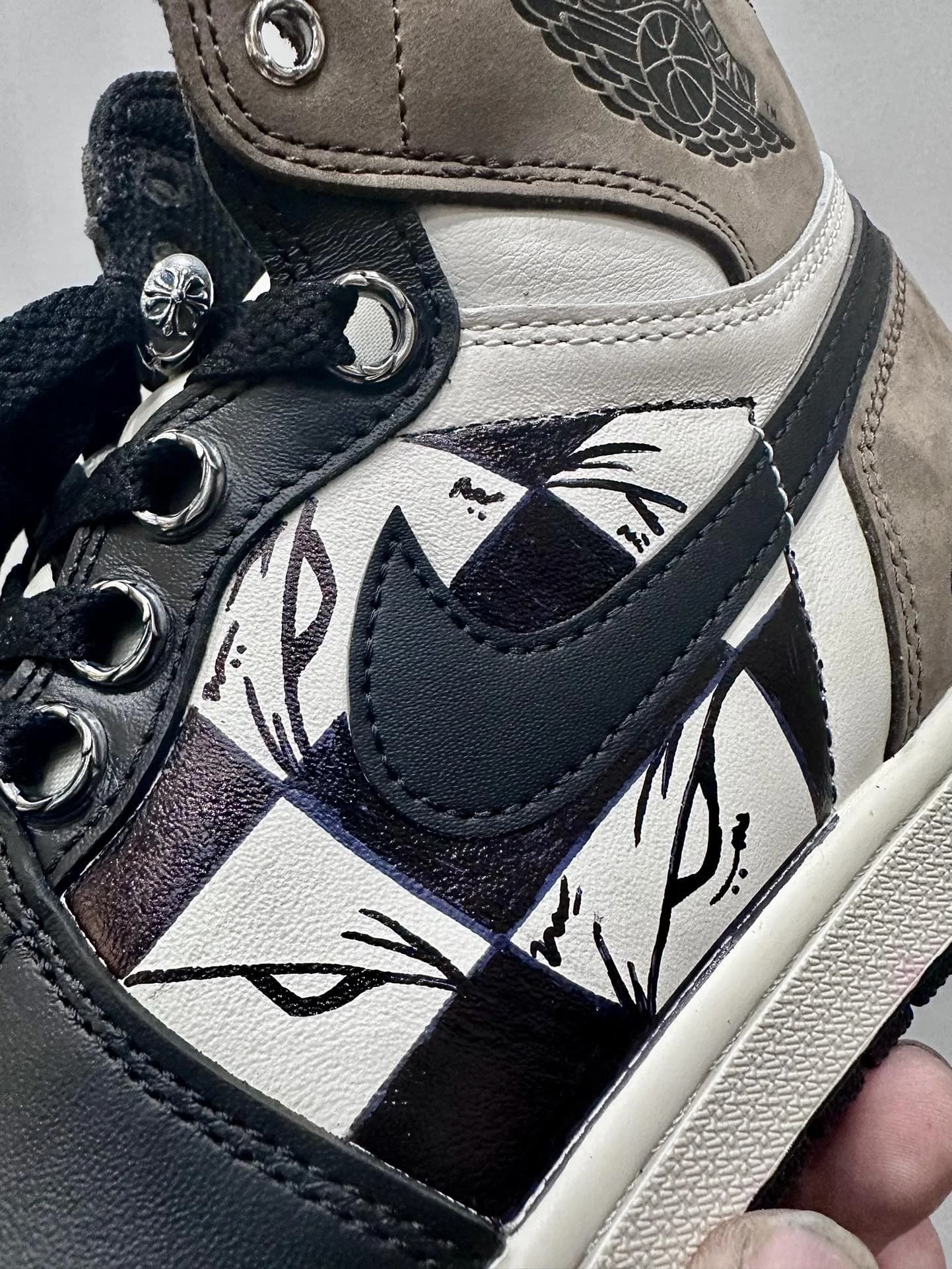 Боковая панель кроссовок Chrome Hearts x Nike Air Jordan 1 Matty Boy с логотипом Swoosh