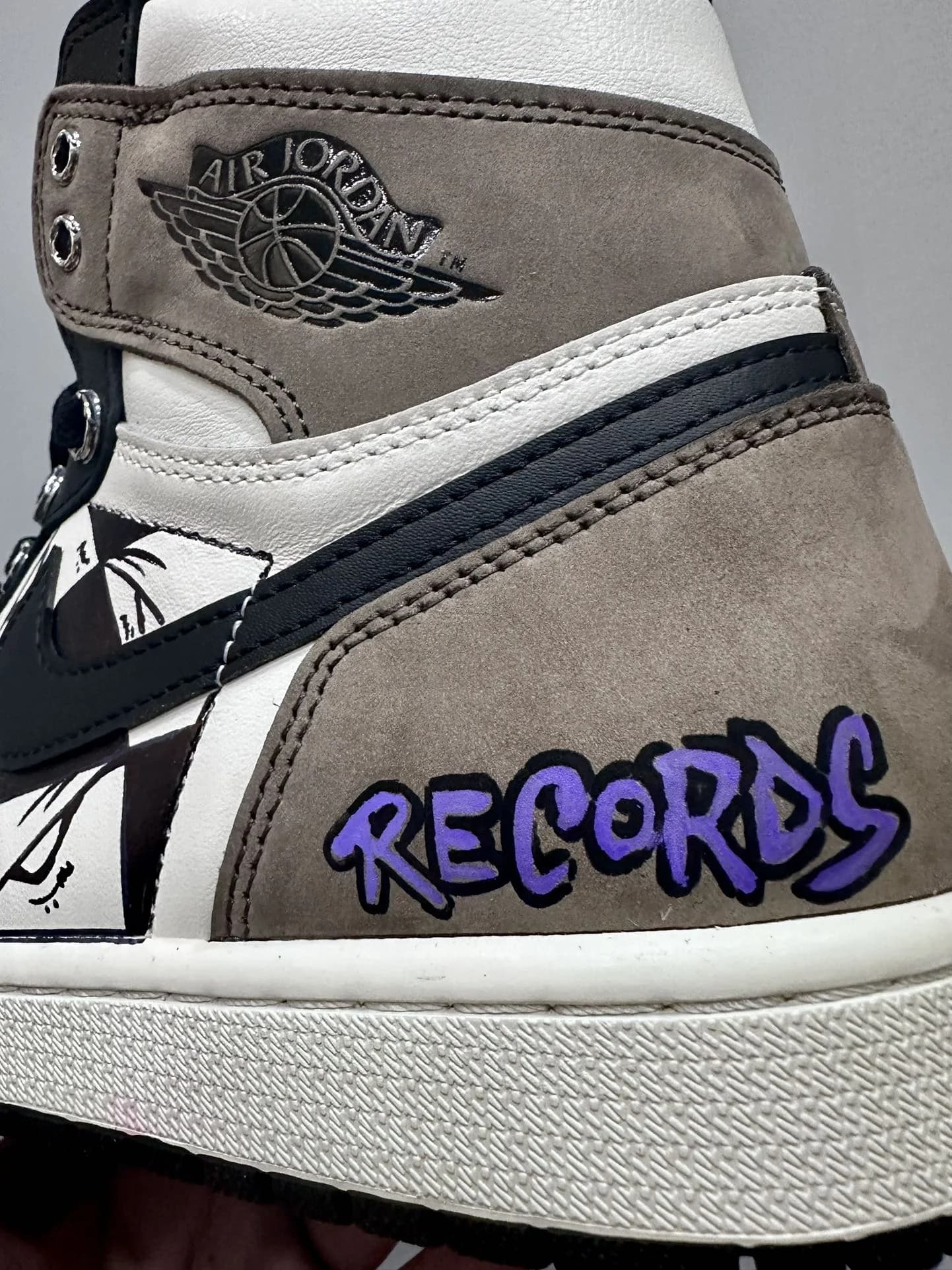 Задник кроссовок Chrome Hearts x Nike Air Jordan 1 Matty Boy с надписью RECORDS