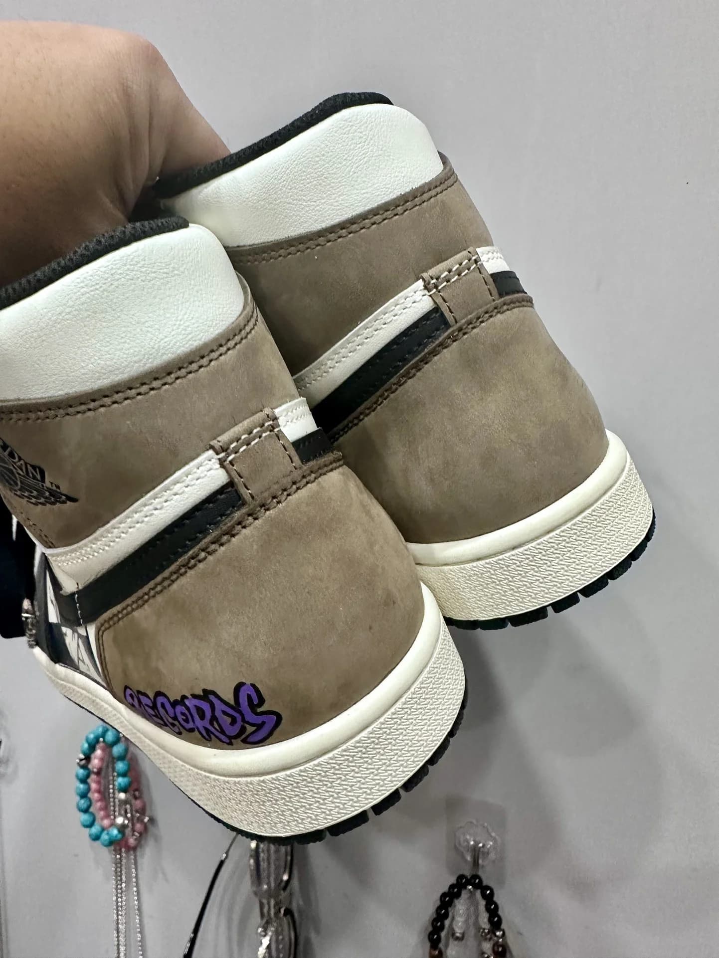 Задняя часть пары кроссовок Chrome Hearts x Nike Air Jordan 1 Matty Boy