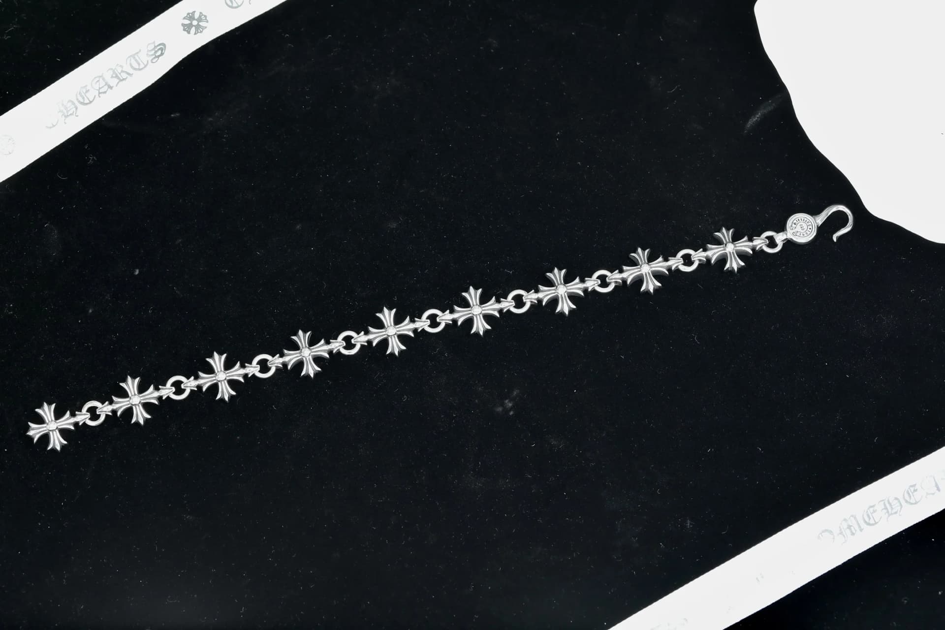 Браслет-цепь с крестами во всю длину на черном фоне
