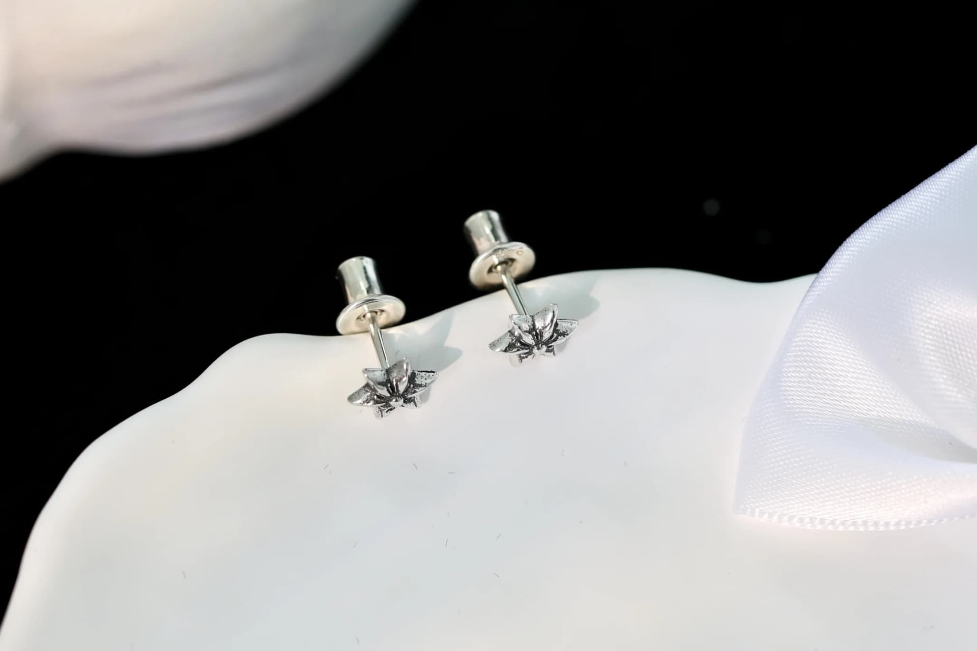 Серьги-гвоздики Chrome Hearts в форме шестиконечной звезды с застежками