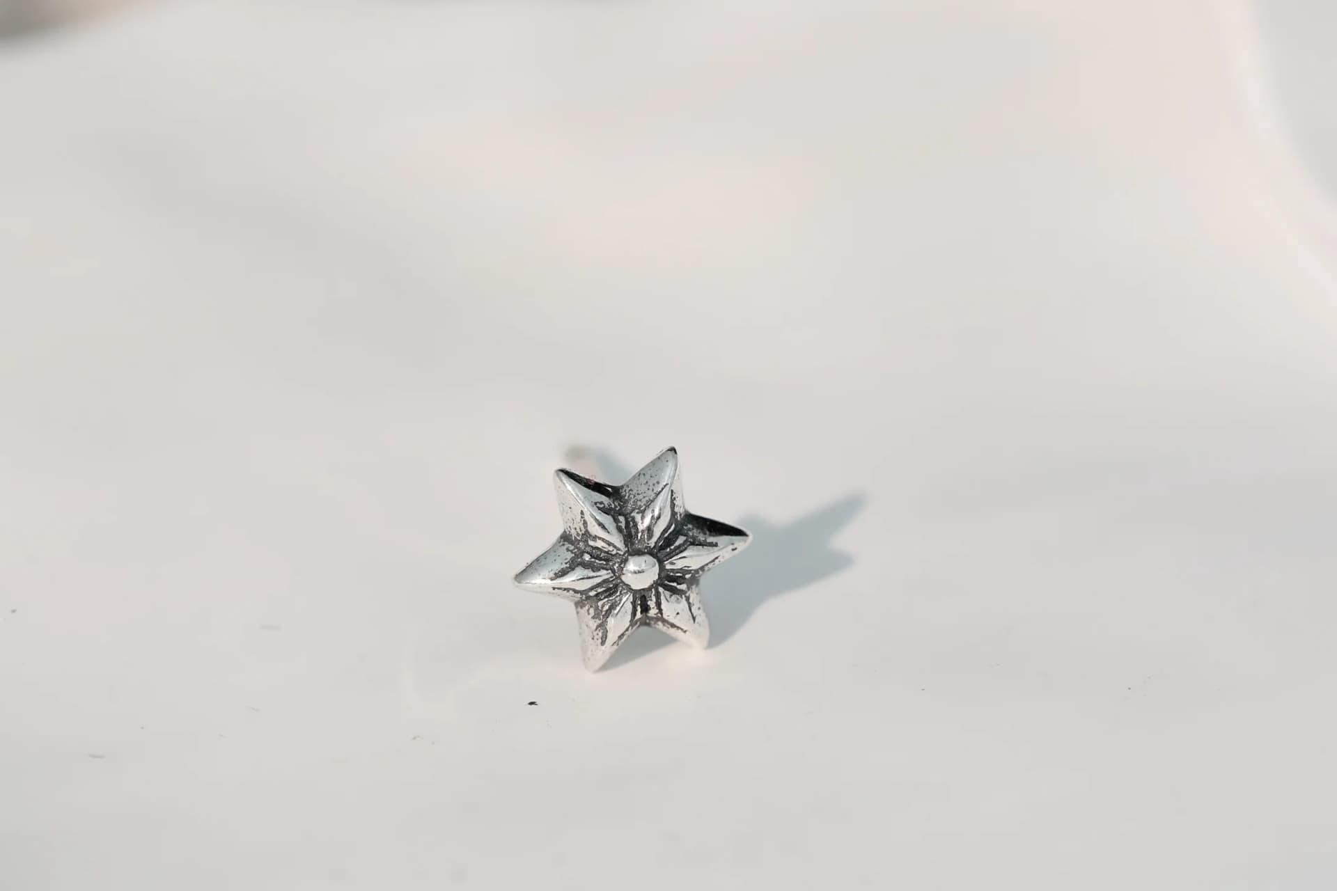 Фронтальный вид серьги-пусета Chrome Hearts в форме звезды