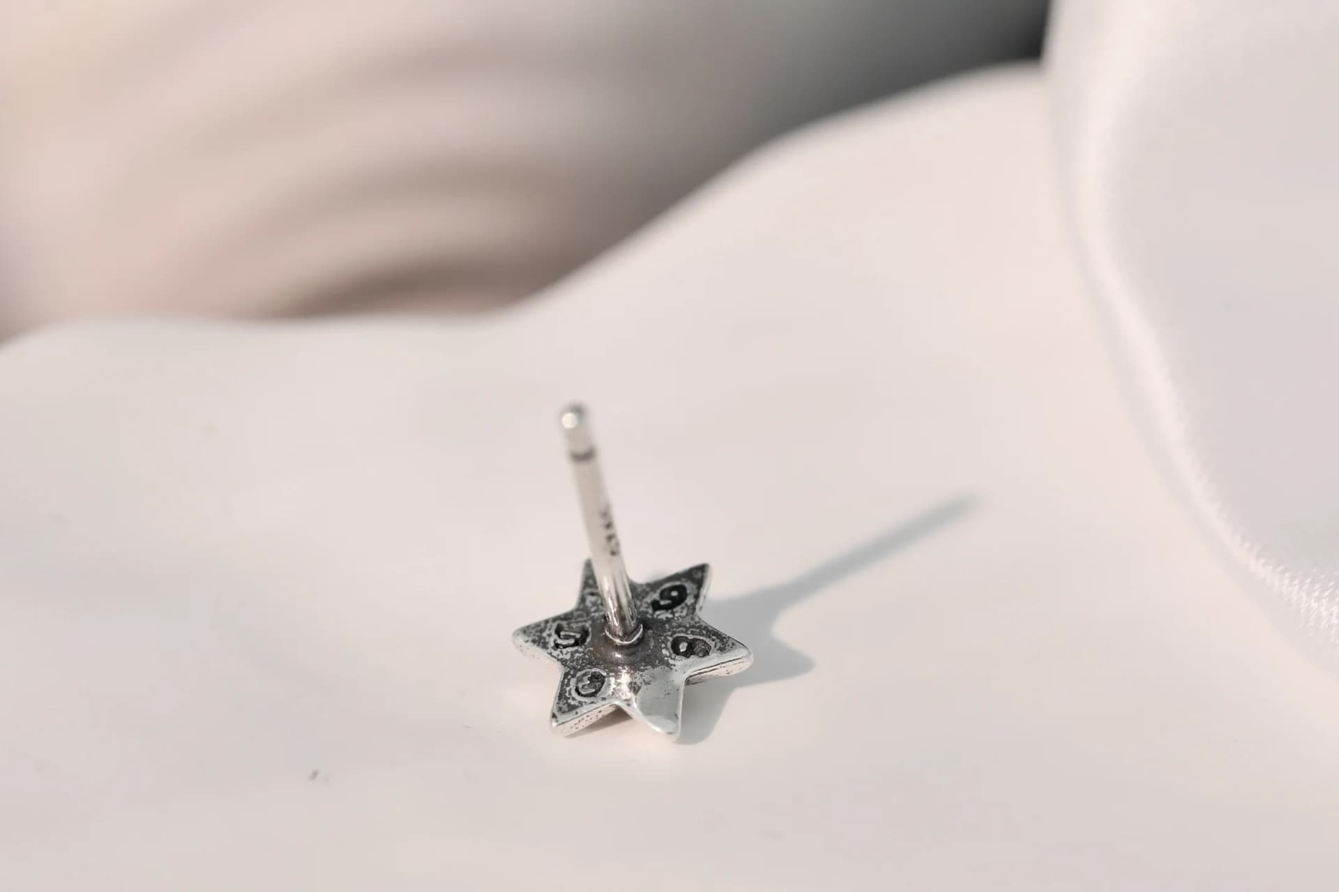Обратная сторона серьги Chrome Hearts с фирменной гравировкой