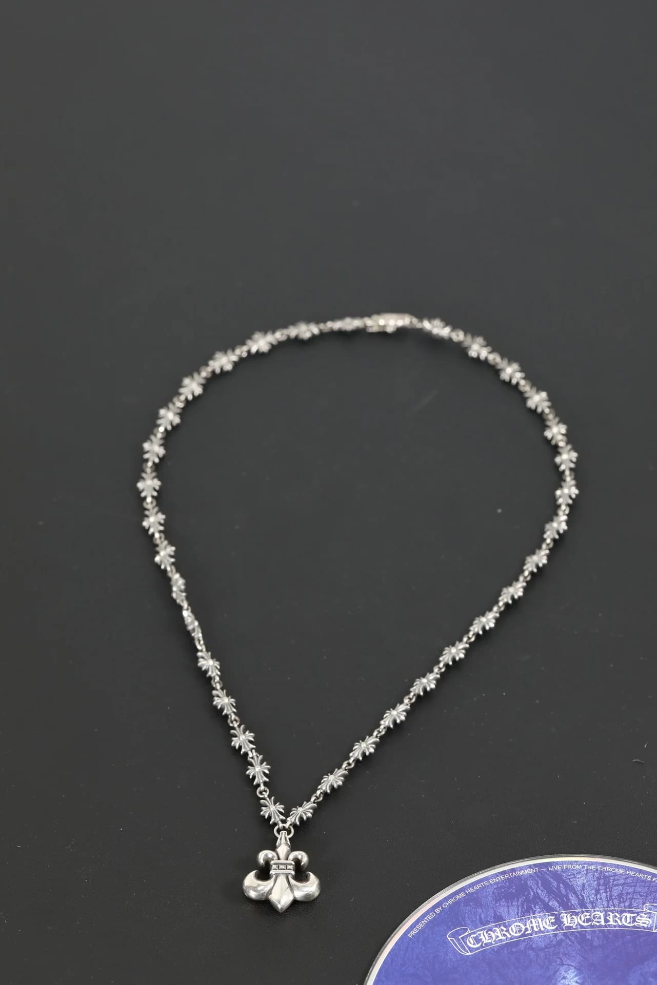 Колье Chrome Hearts из серебра 925 пробы с подвеской Fleur-de-lis, общий вид