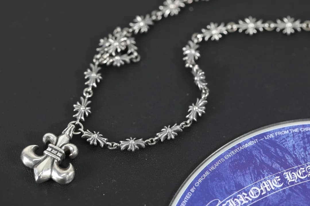 Серебряное колье Chrome Hearts с кулоном в виде геральдической лилии на цепочке