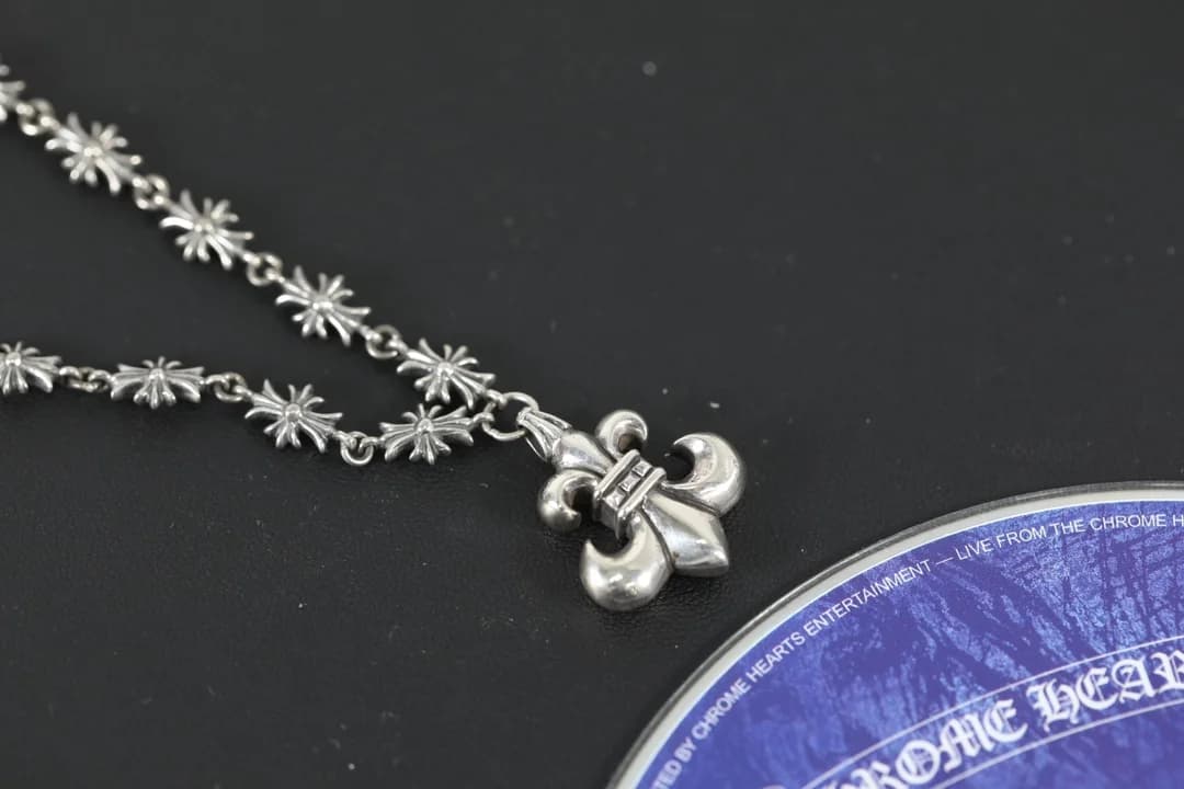 Подвеска Fleur-de-lis и звенья цепочки колье Chrome Hearts крупным планом