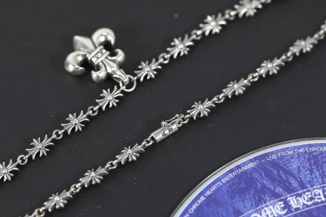 Звенья колье Chrome Hearts с крестообразным мотивом и застежка