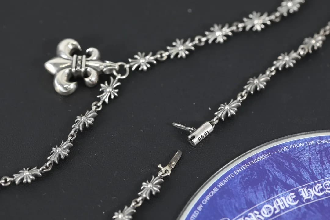 Коробчатый замок колье Chrome Hearts из серебра в расстегнутом виде