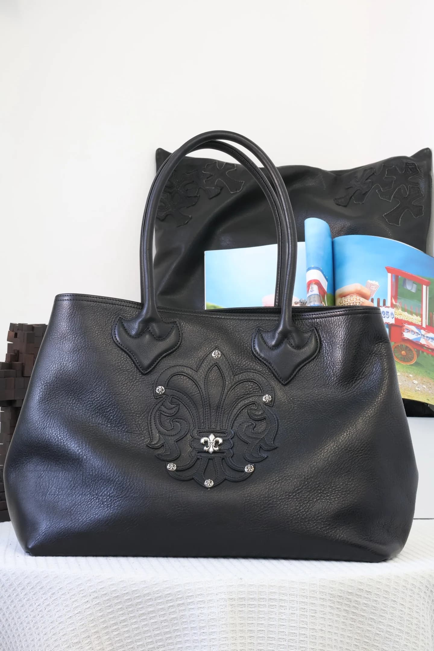 Черная кожаная сумка-тоут Chrome Hearts Fleur-de-lis, вид спереди