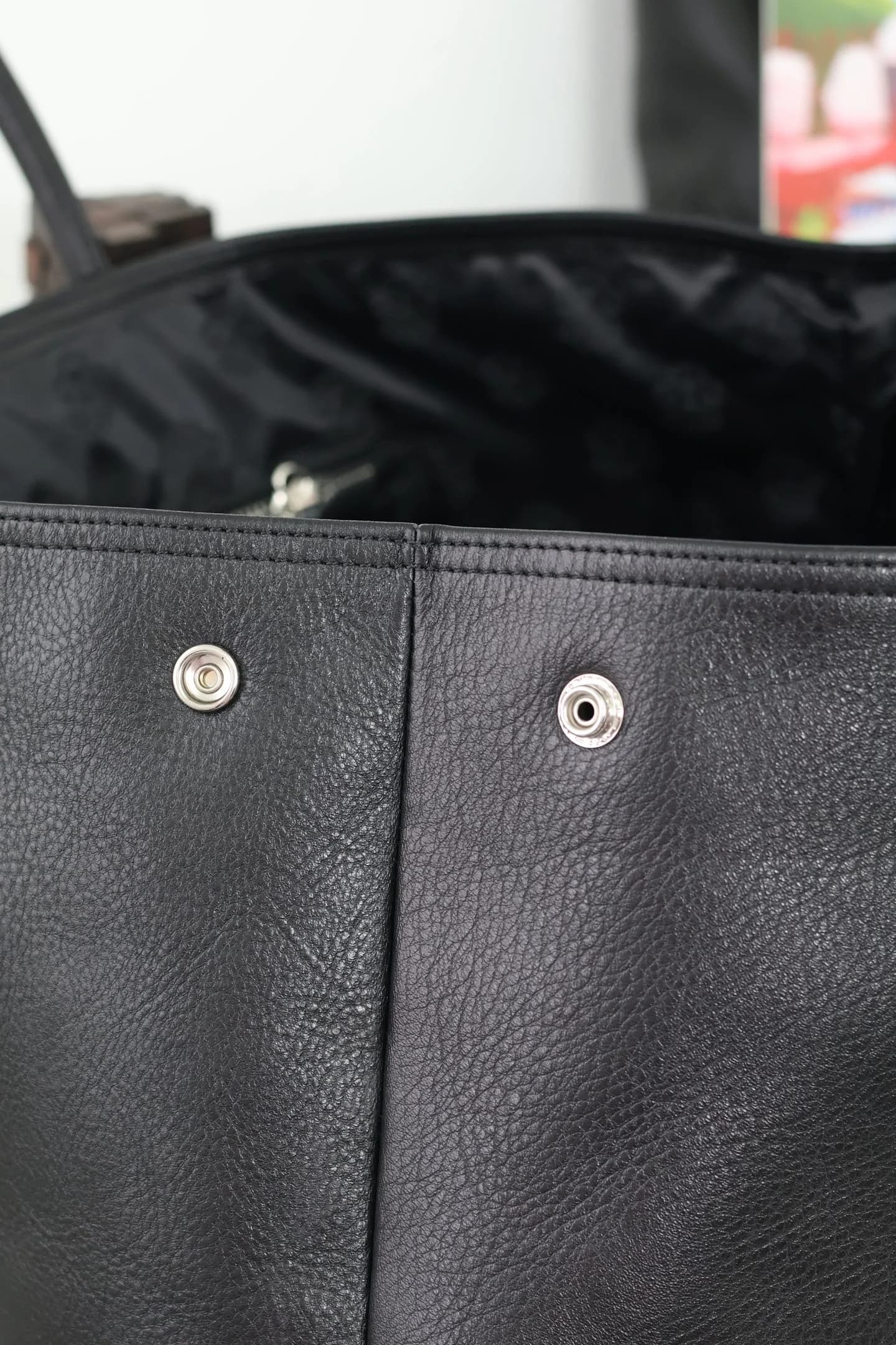 Серебристые металлические кнопки на боковой стороне сумки Chrome Hearts