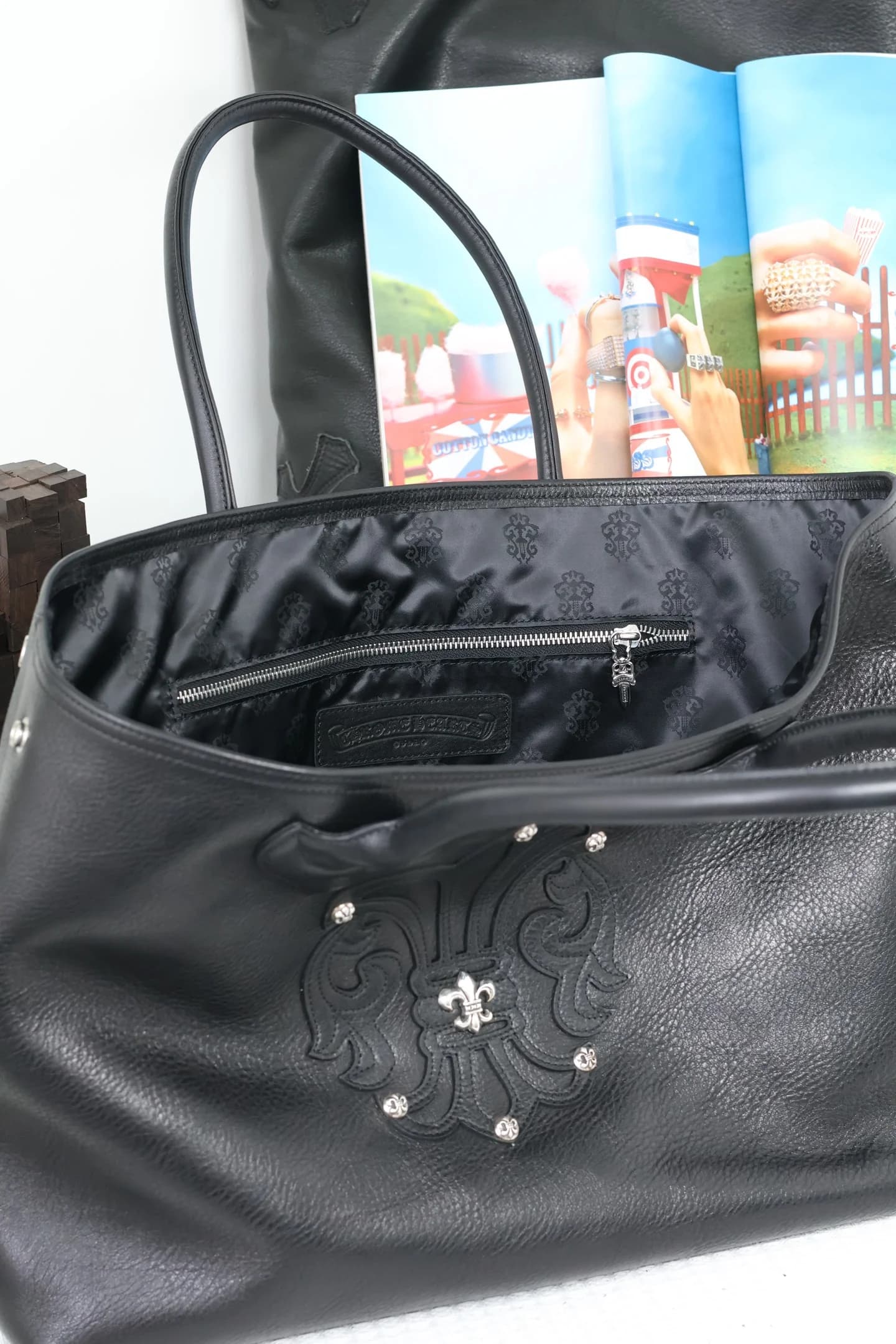 Вид сверху на открытое отделение и ручки сумки Chrome Hearts Fleur-de-lis