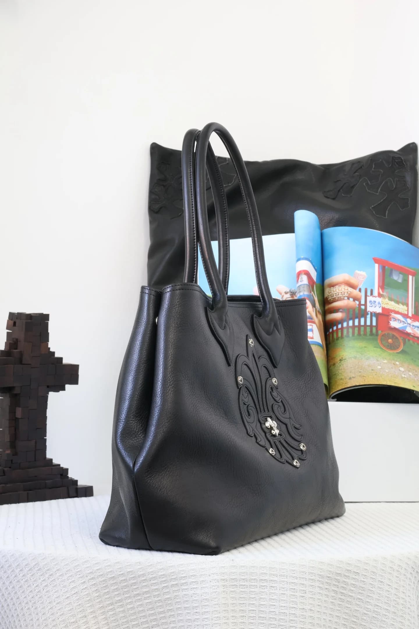Кожаная сумка Chrome Hearts, ракурс три четверти
